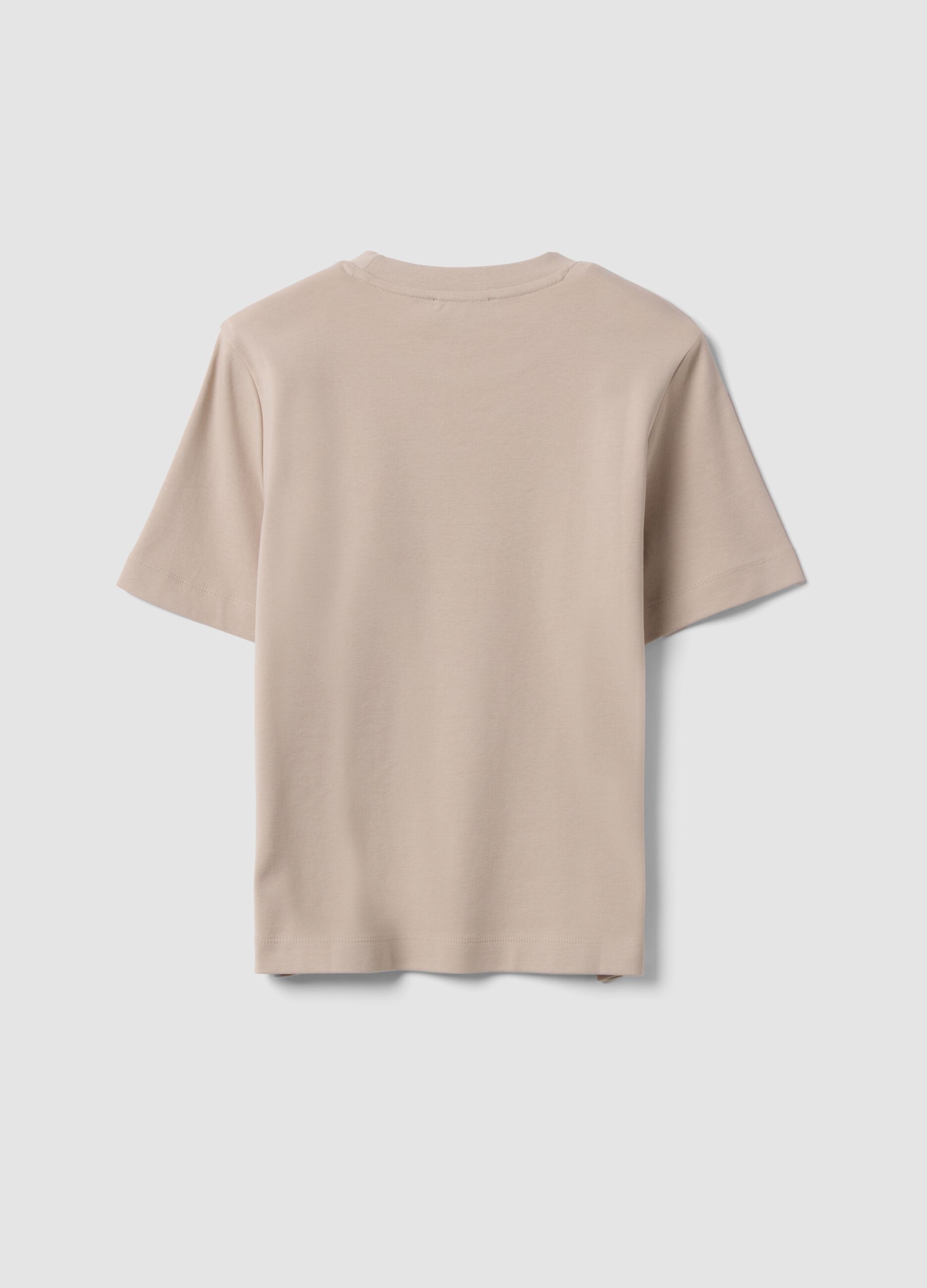 T-shirt bege de corte relaxed em algod&atilde;o puro de manga curta