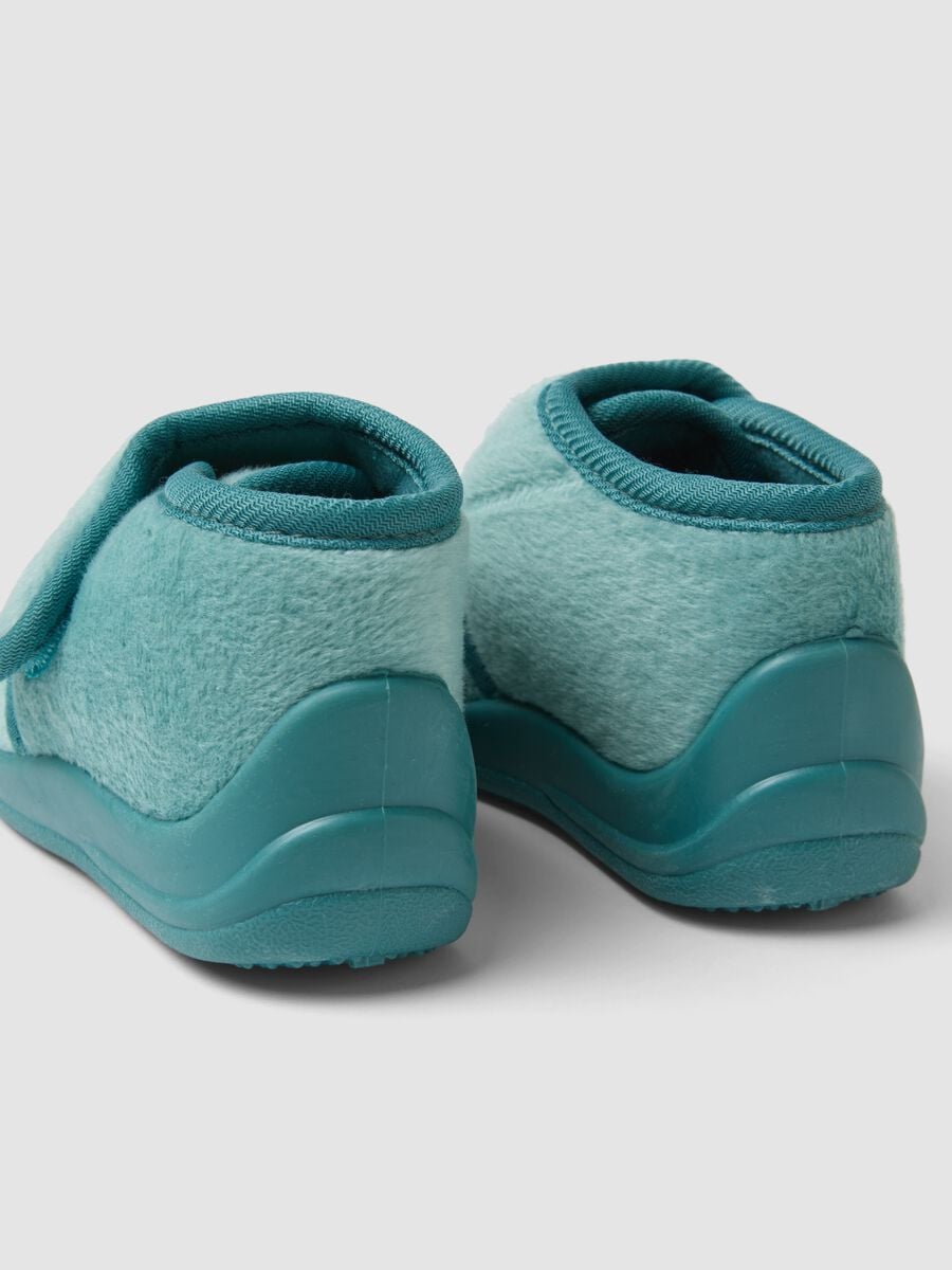Green baby slippers with hook-and-loop fastening and embroidery_2