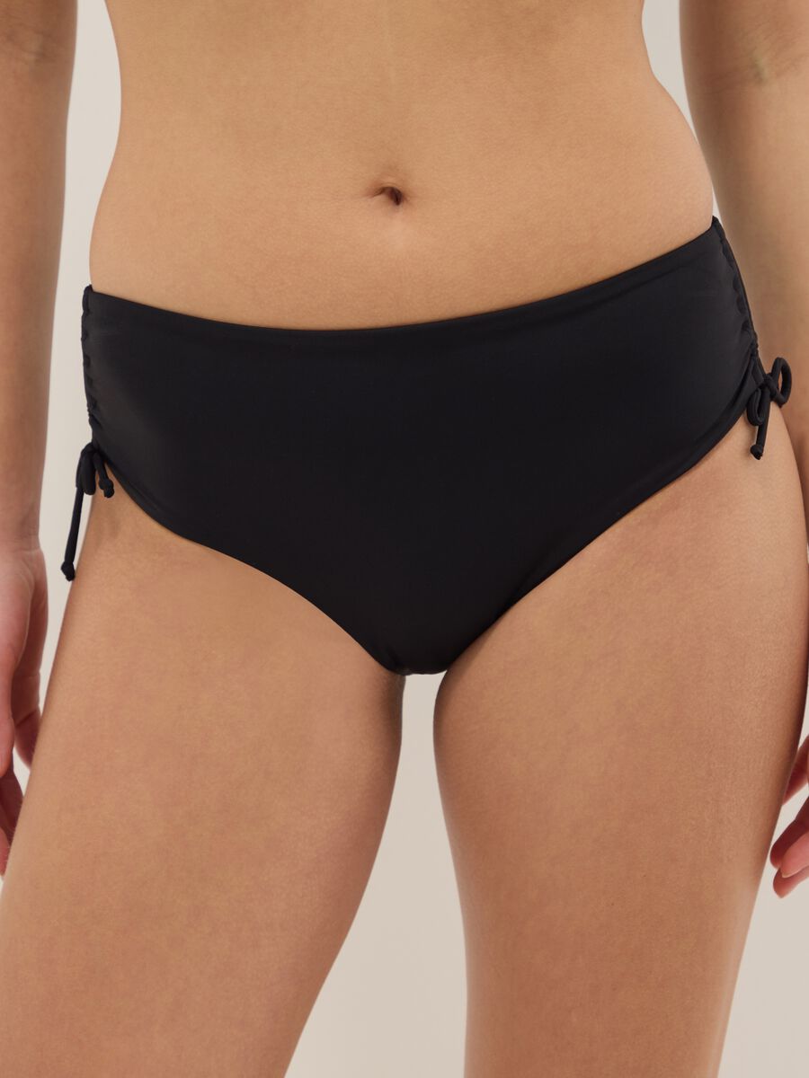 Schwarze, elastische Bikinihose mit Raffungen_1