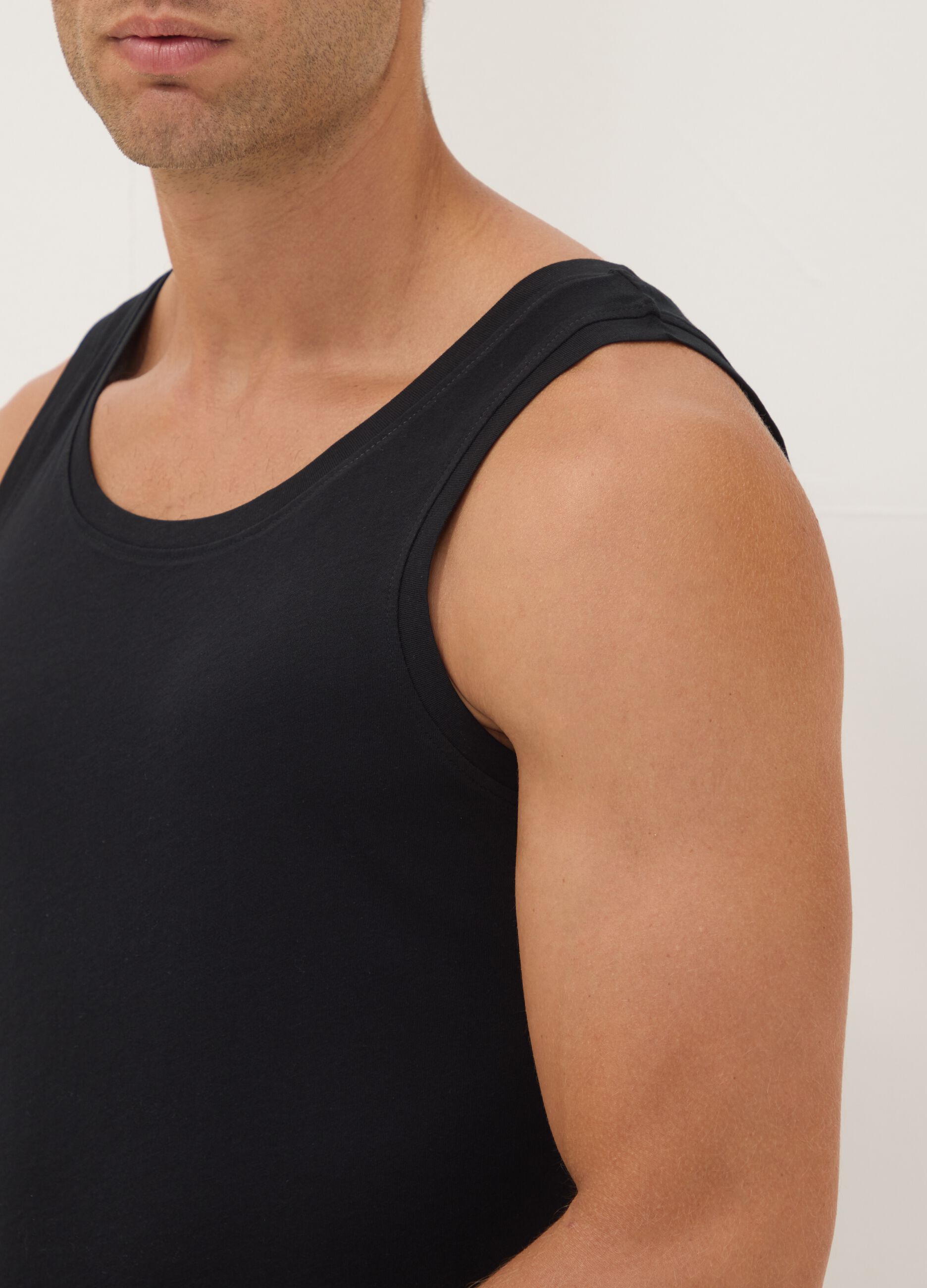 2-pack of black vests in pure extra-fine cotton