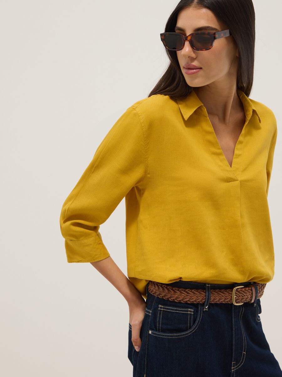 Gelbes Regular-Fit-Hemd aus Leinen- und Viskosemix mit V-Ausschnitt_0