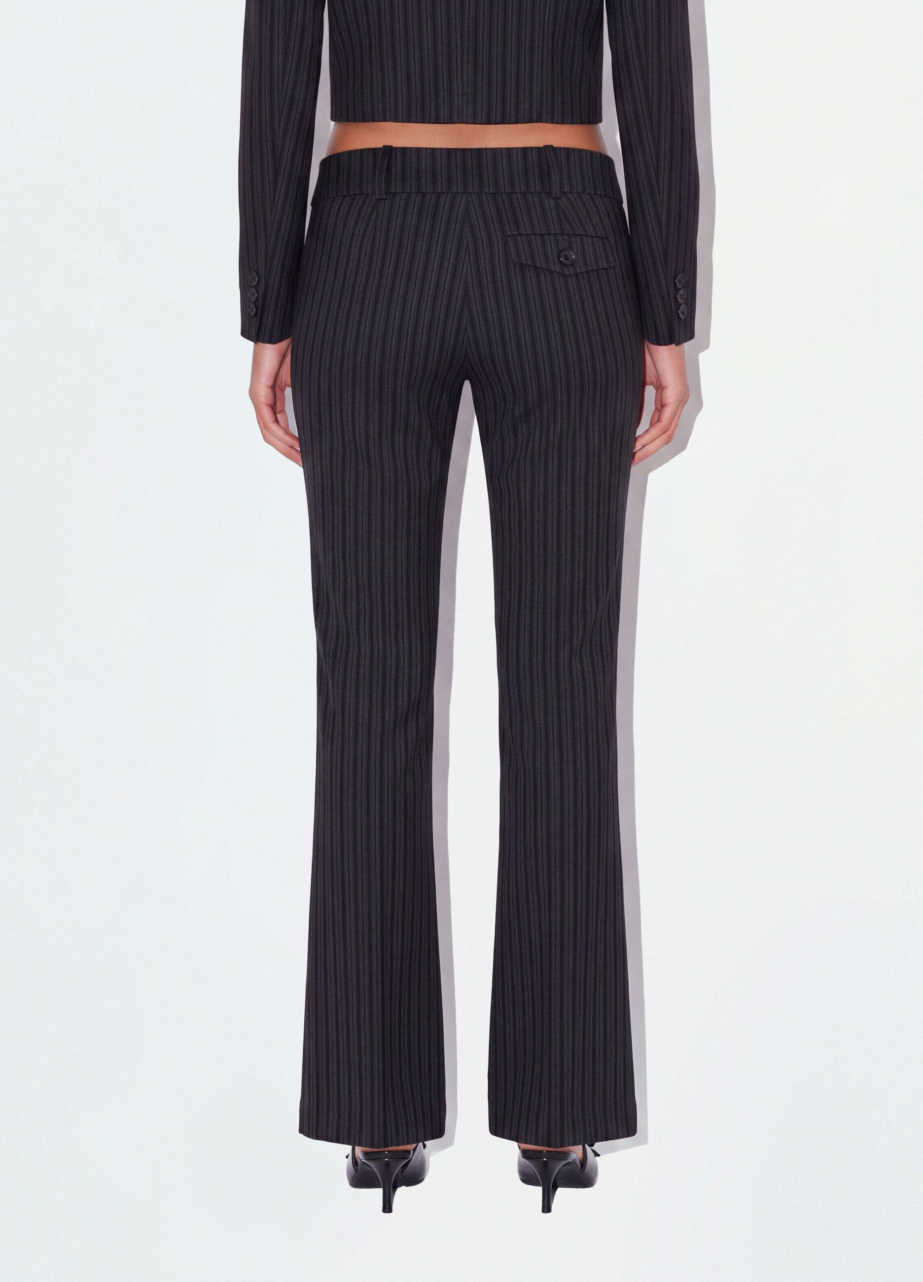 Pantaloni neri flare in viscosa elasticizzata con fantasia gessata