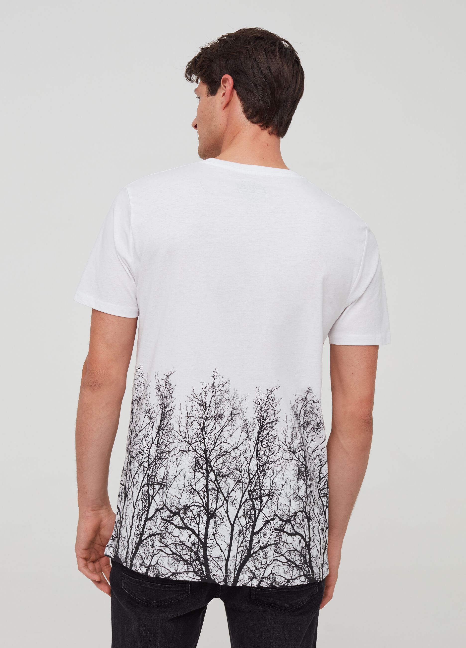 Camiseta cuello redondo estampado árboles y motivo de texto
