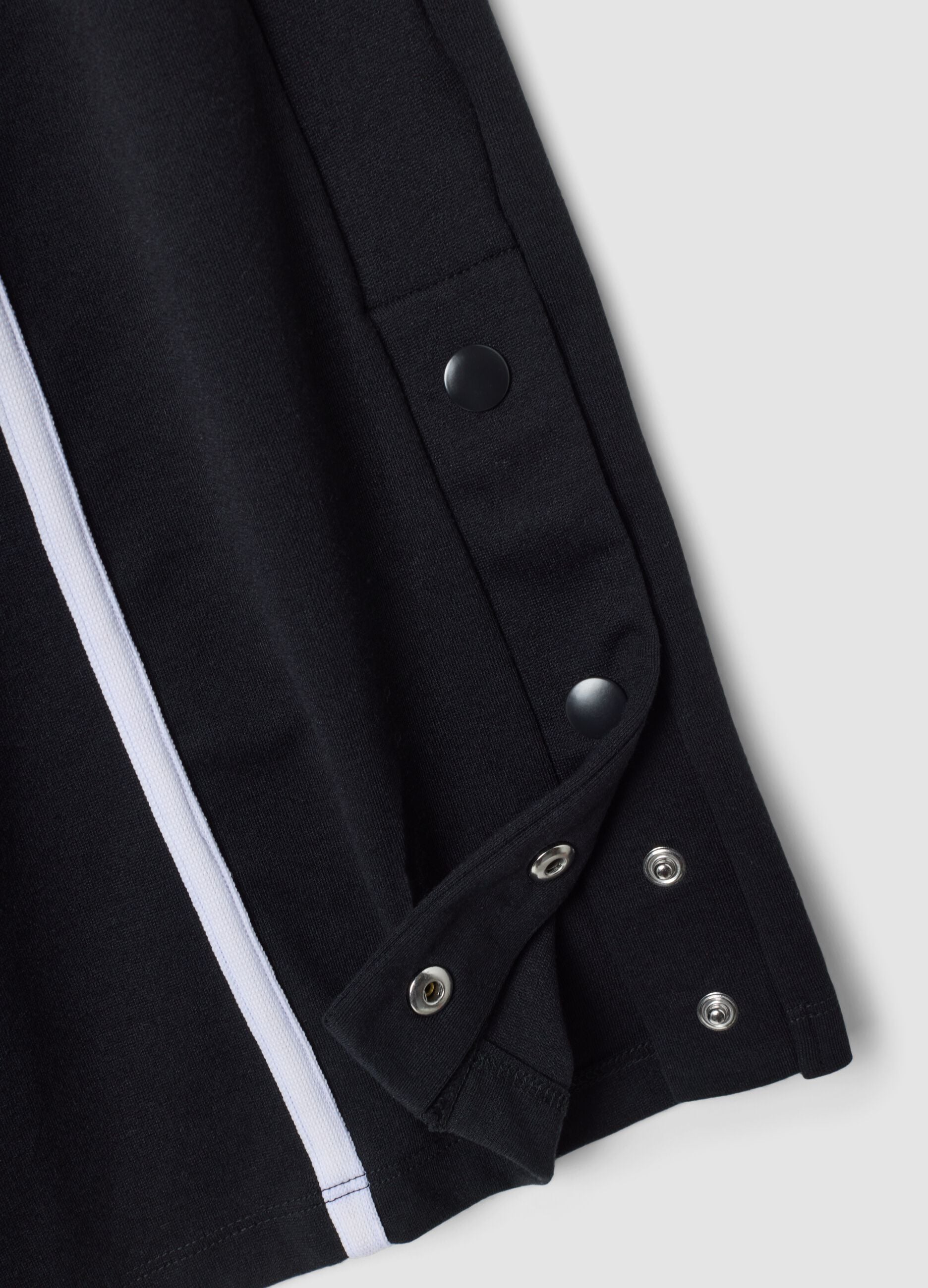 Pantaloni neri wide leg in viscosa elasticizzata con bande a contrasto