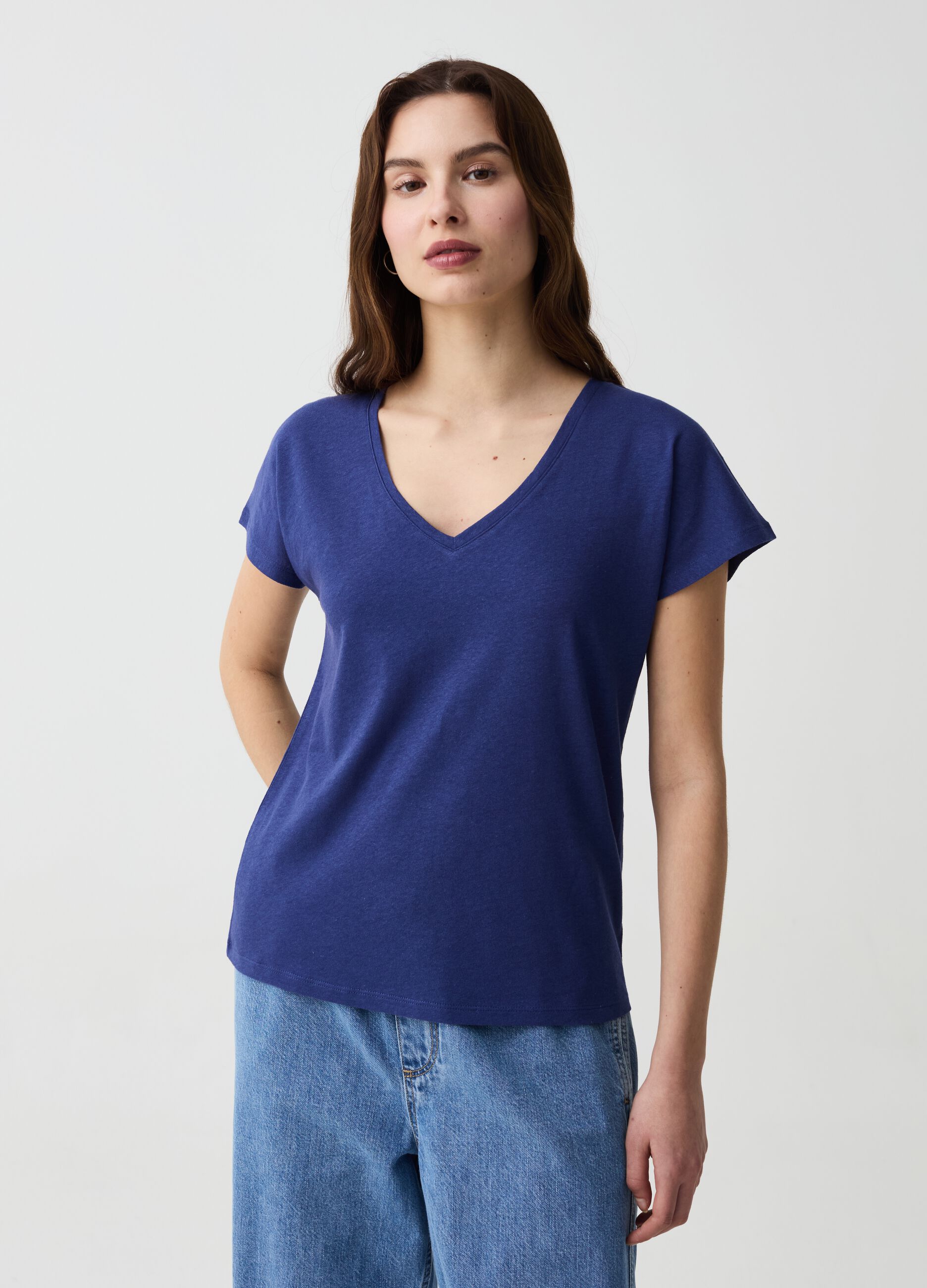 Camiseta de lino y algodón con cuello de pico