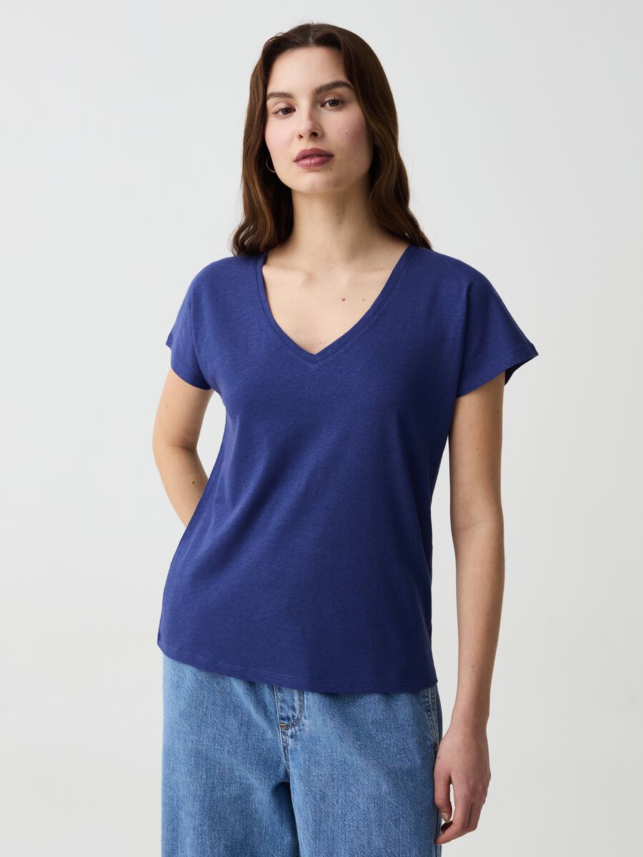 T-shirt in lino e cotone con scollo a V_0