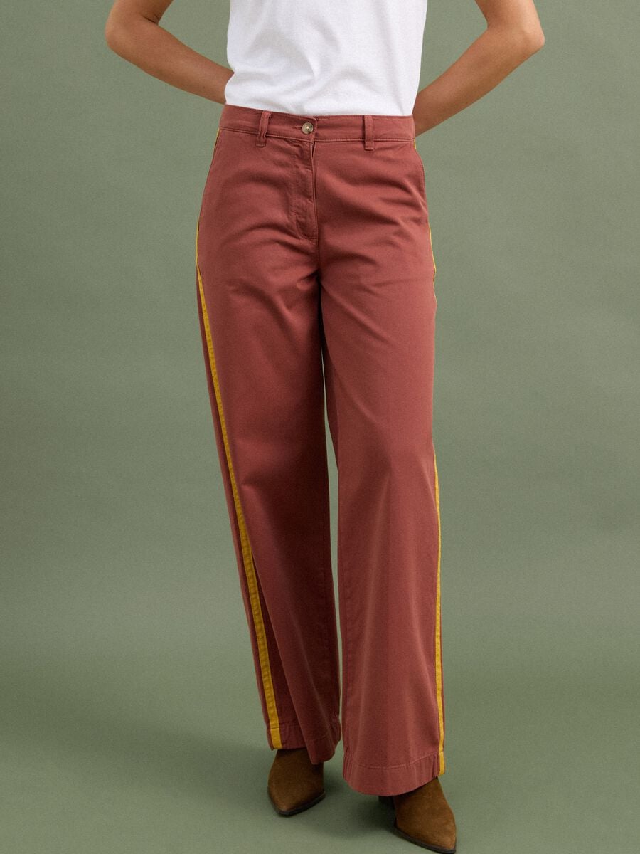 Rote Wide-Leg-Chinohose aus reiner Baumwolle mit Kontraststreifen_1