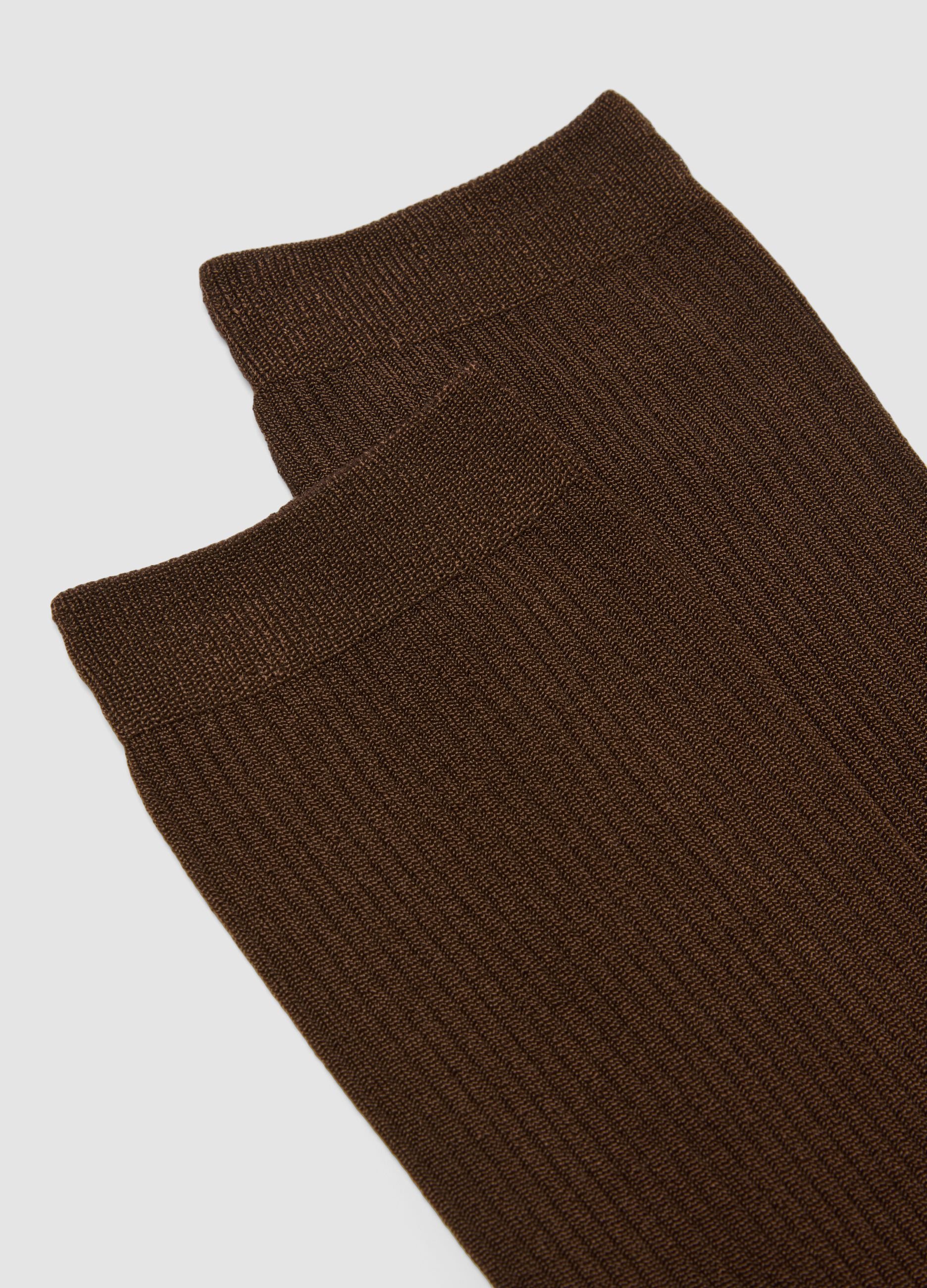 Lange braune Socken aus elastischer Viskose