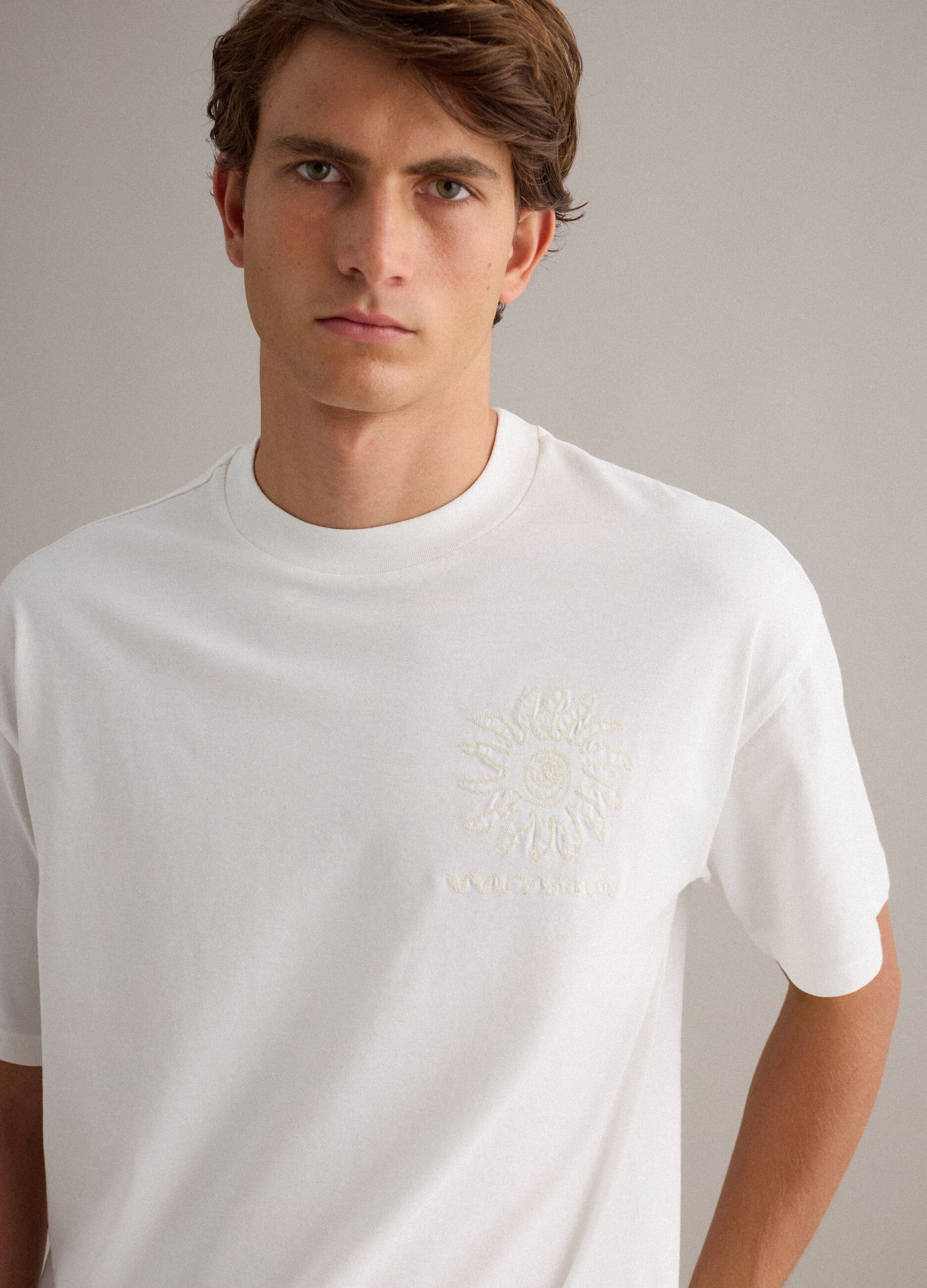 Weisses T-Shirt aus reiner Baumwolle im Relaxed Fit mit Stickerei