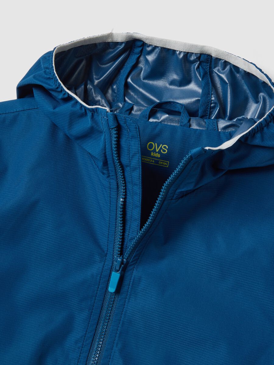 Giacca impermeabile blu regular fit con cappuccio e zip da bambino_2
