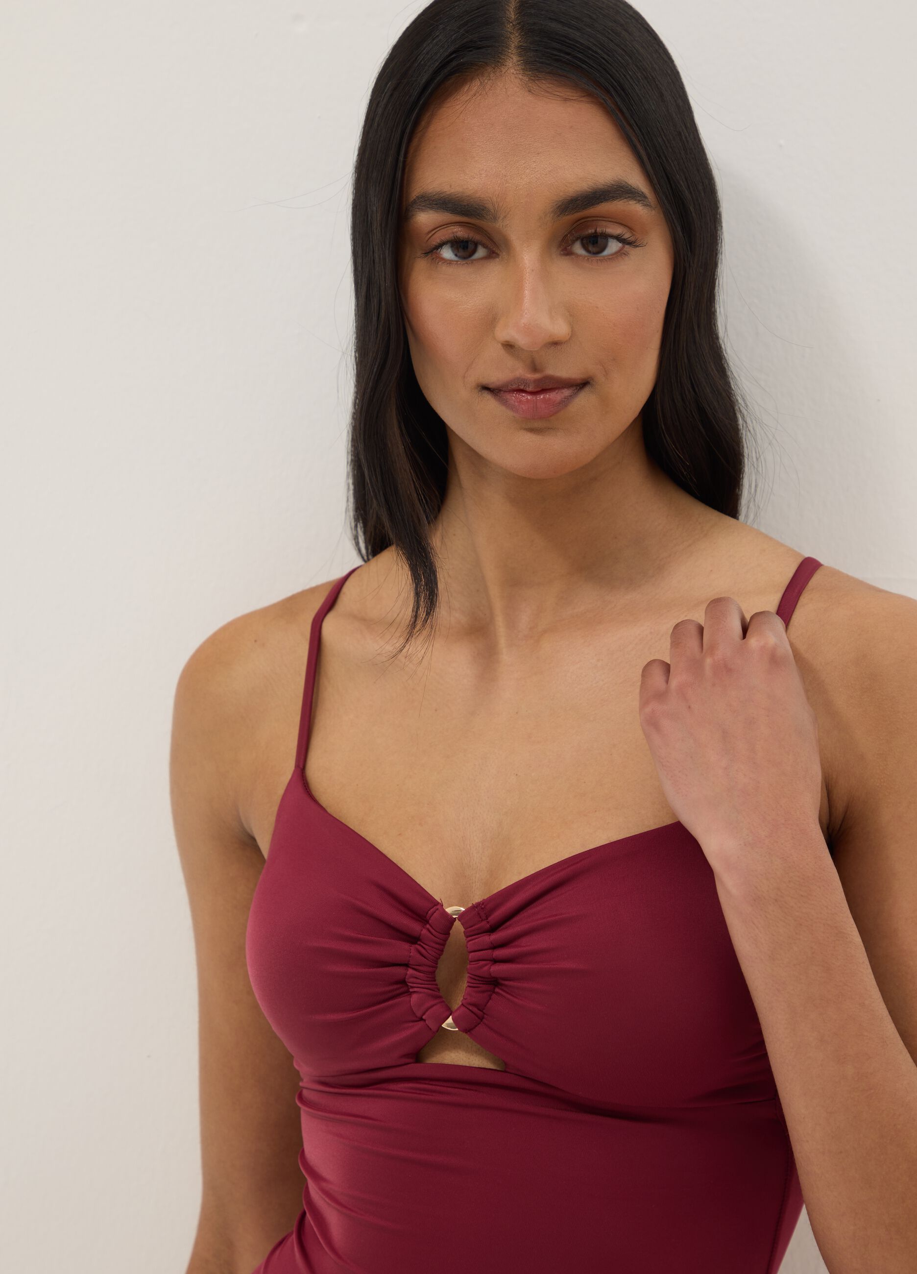 Roter, elastischer Badeanzug (One-Piece) mit Tr&auml;gern
