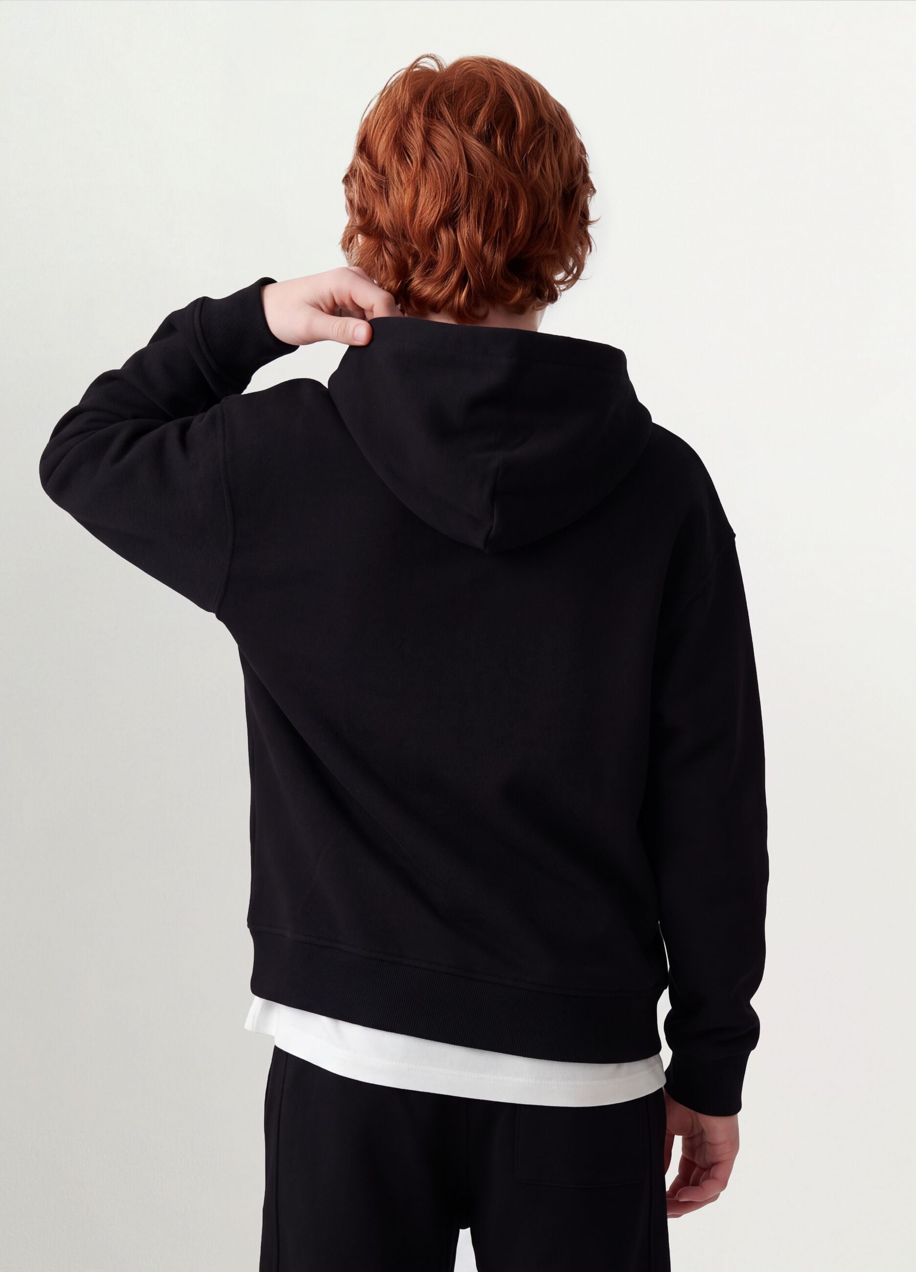Sweatshirt preta com capuz em fleece de algod&atilde;o org&acirc;nico, relaxed fit, com fecho