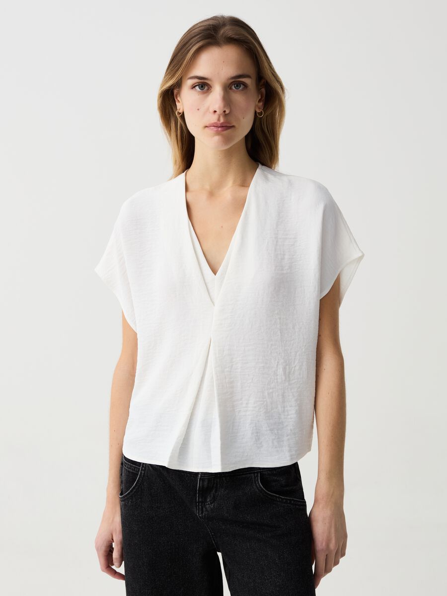 Crinkle-effect blouse with V neck_0