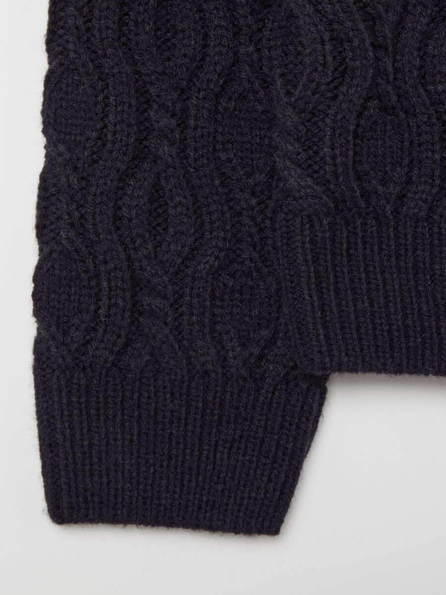 High-neck pullover with wavy design_5