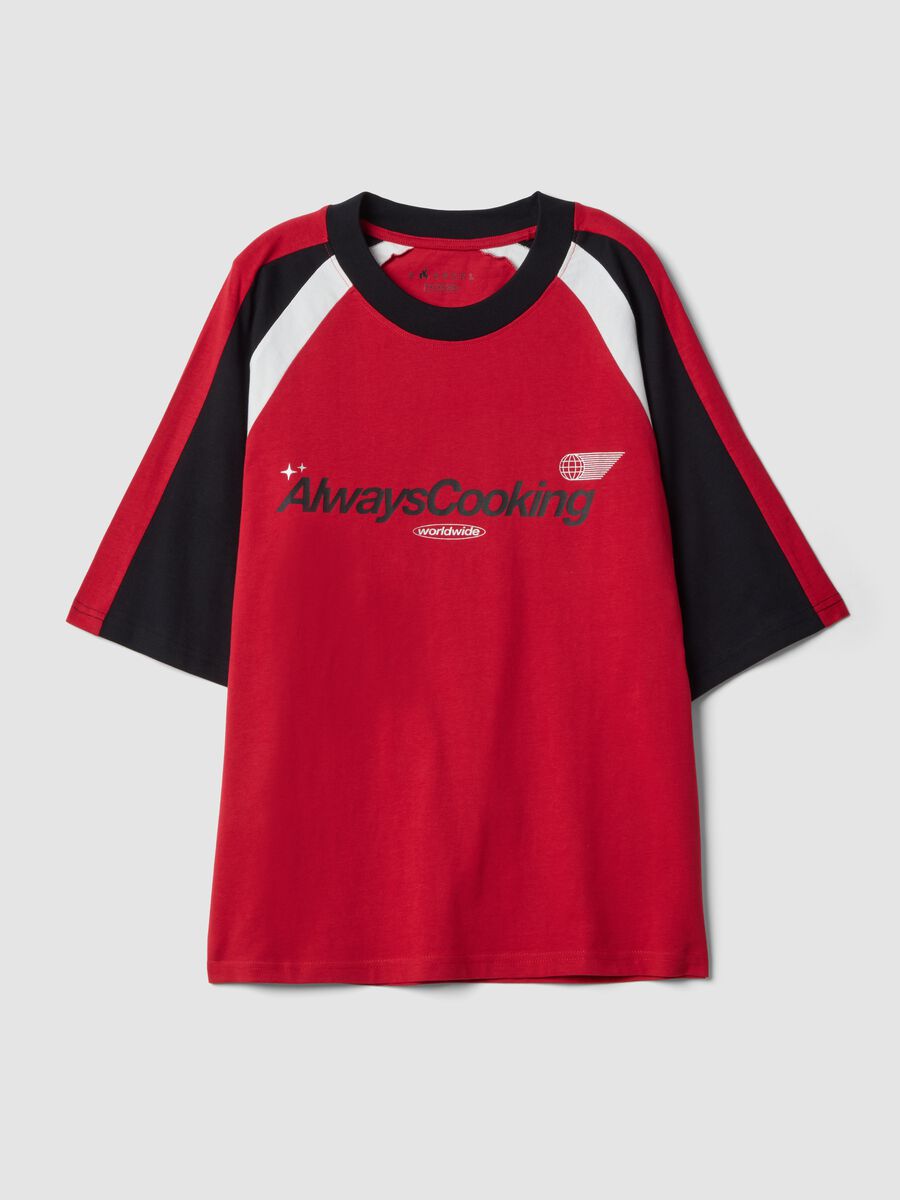 Rotes T-Shirt aus reiner Baumwolle mit Frontprint im Relaxed Fit_4