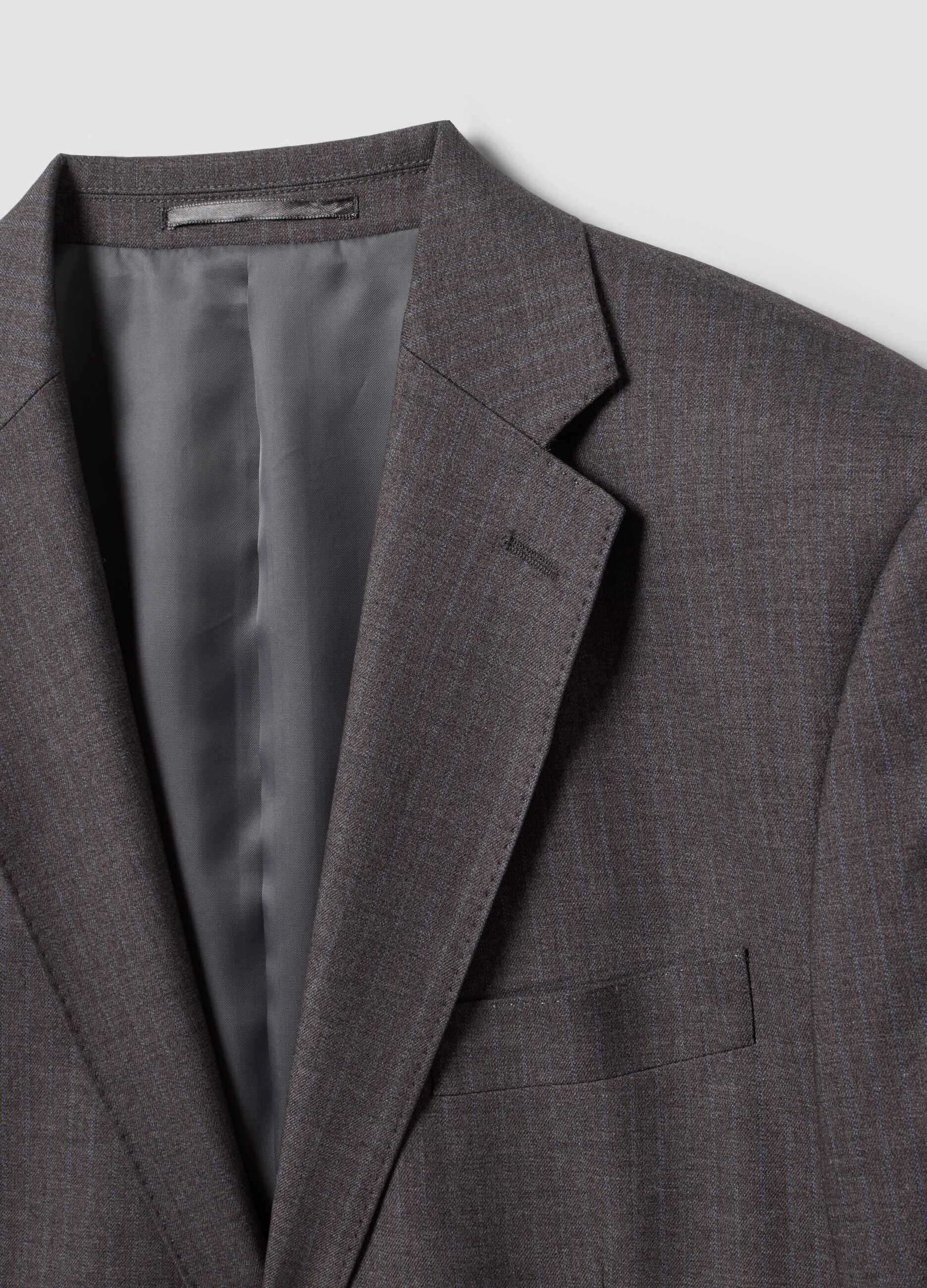 Abito completo grigio in viscosa elasticizzata con rever classico