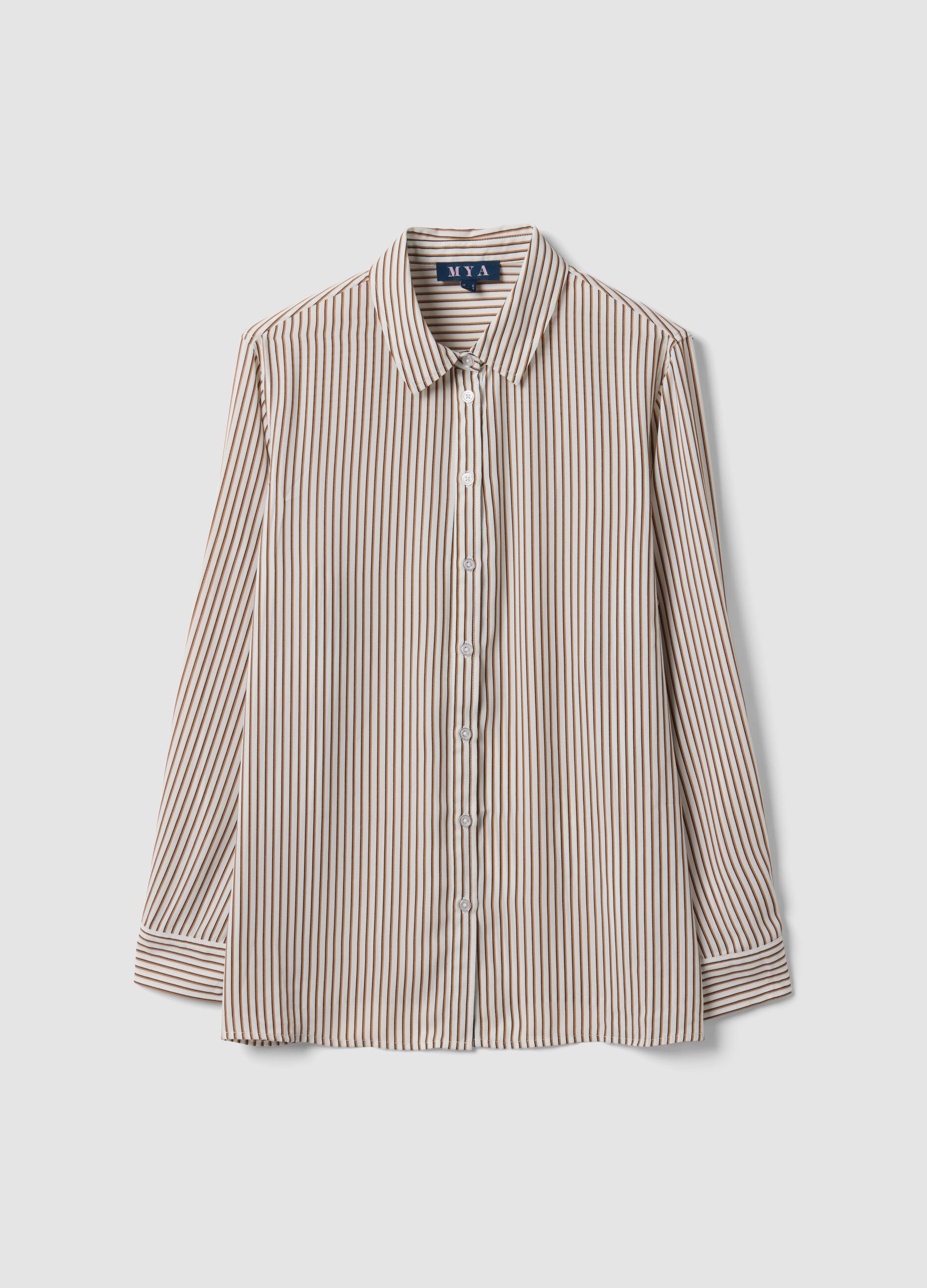 White striped shirt with classic collar, regular fit