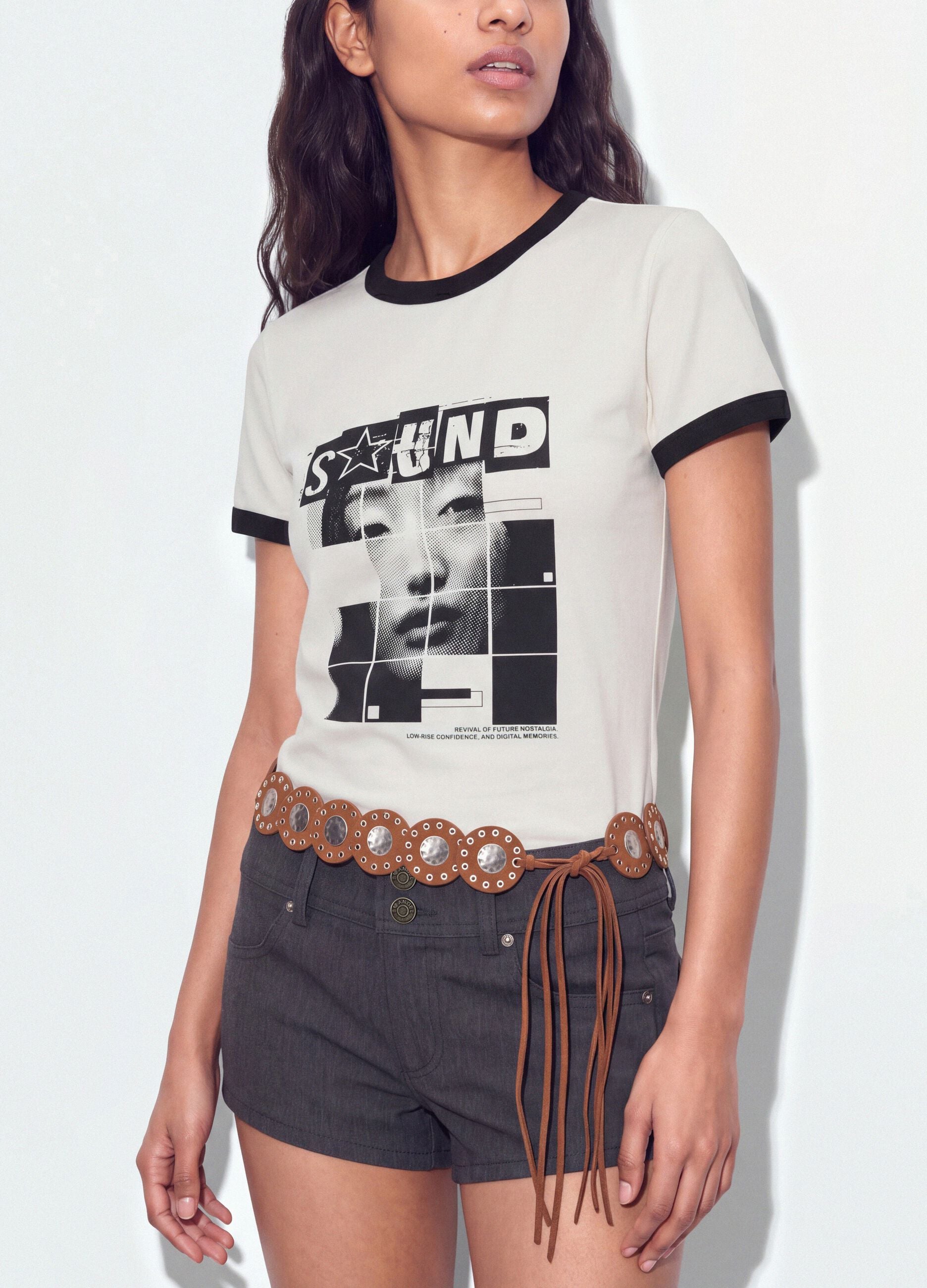 &Lambda;&epsilon;&upsilon;&kappa;ό &beta;&alpha;&mu;&beta;&alpha;&kappa;&epsilon;&rho;ό T-shirt &mu;&epsilon; &mu;&pi;&rho;&omicron;&sigma;&tau;&iota;&nu;ό &gamma;&rho;&alpha;&phi;&iota;&kappa;ό &tau;ύ&pi;&omega;&mu;&alpha; &kappa;&alpha;&iota; &lambda;&epsilon;&pi;&tau;&omicron;&mu;έ&rho;&epsilon;&iota;&epsilon;&sigmaf; &sigma;&epsilon; &alpha;&nu;&tau;ί&theta;&epsilon;&sigma;&eta;