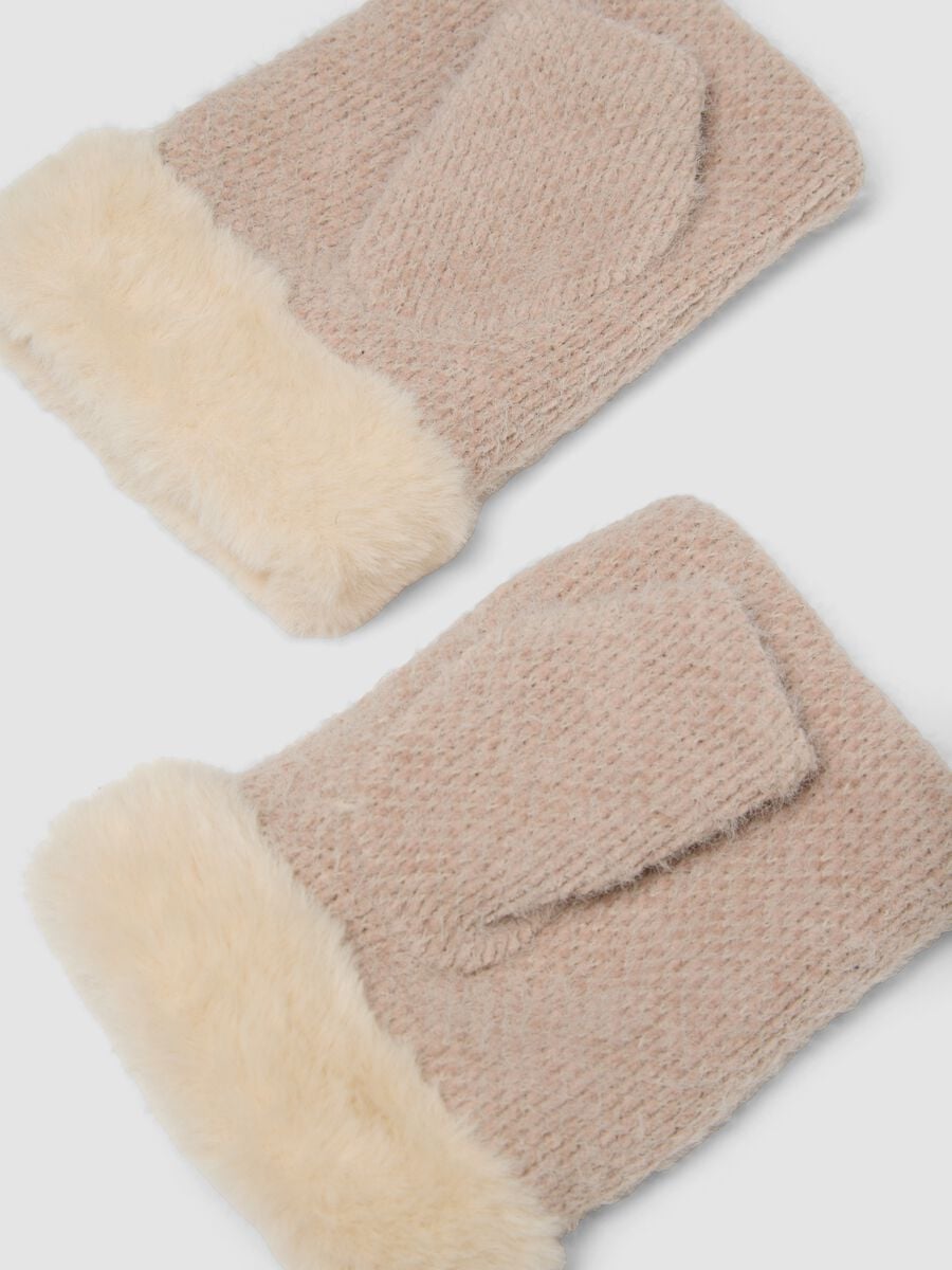 Beige knitted gloves with teddy-effect cuff and embroidery_1