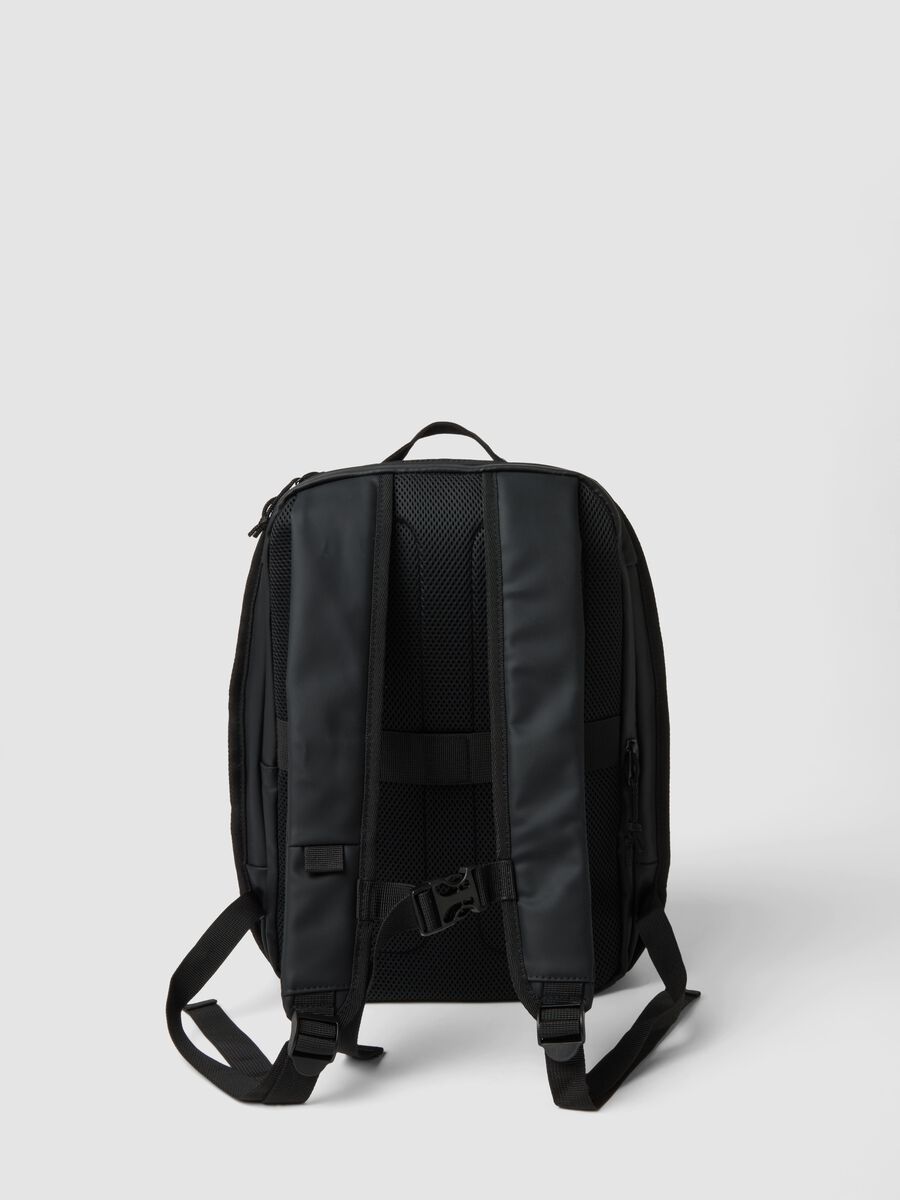 Zaino antifurto nero con scomparto interno e zip idrorepellente_1