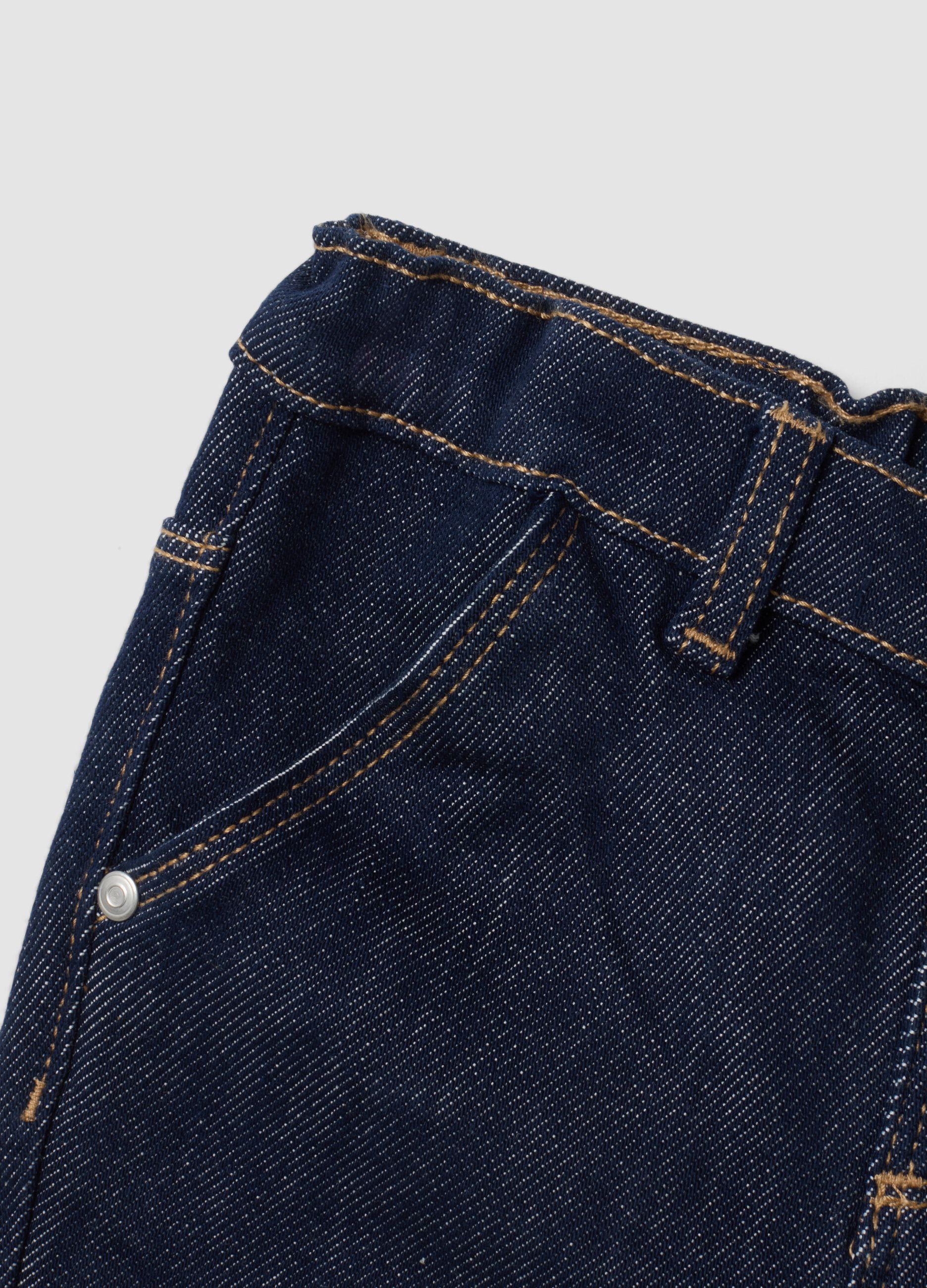 Jeans denim blu scuro in cotone elasticizzato con risvolto per bimbo
