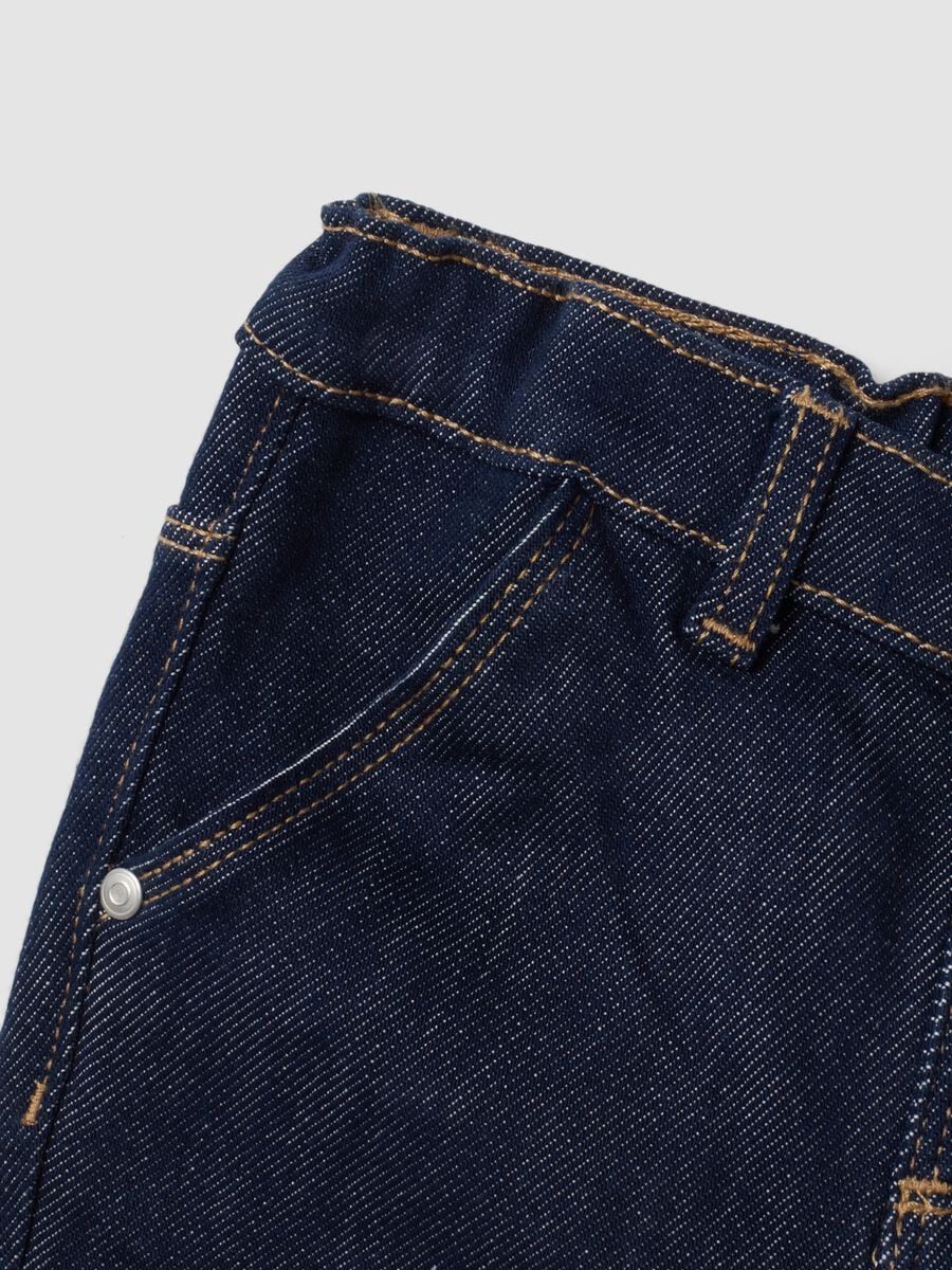 Jeans denim blu scuro in cotone elasticizzato con risvolto per bimbo_2