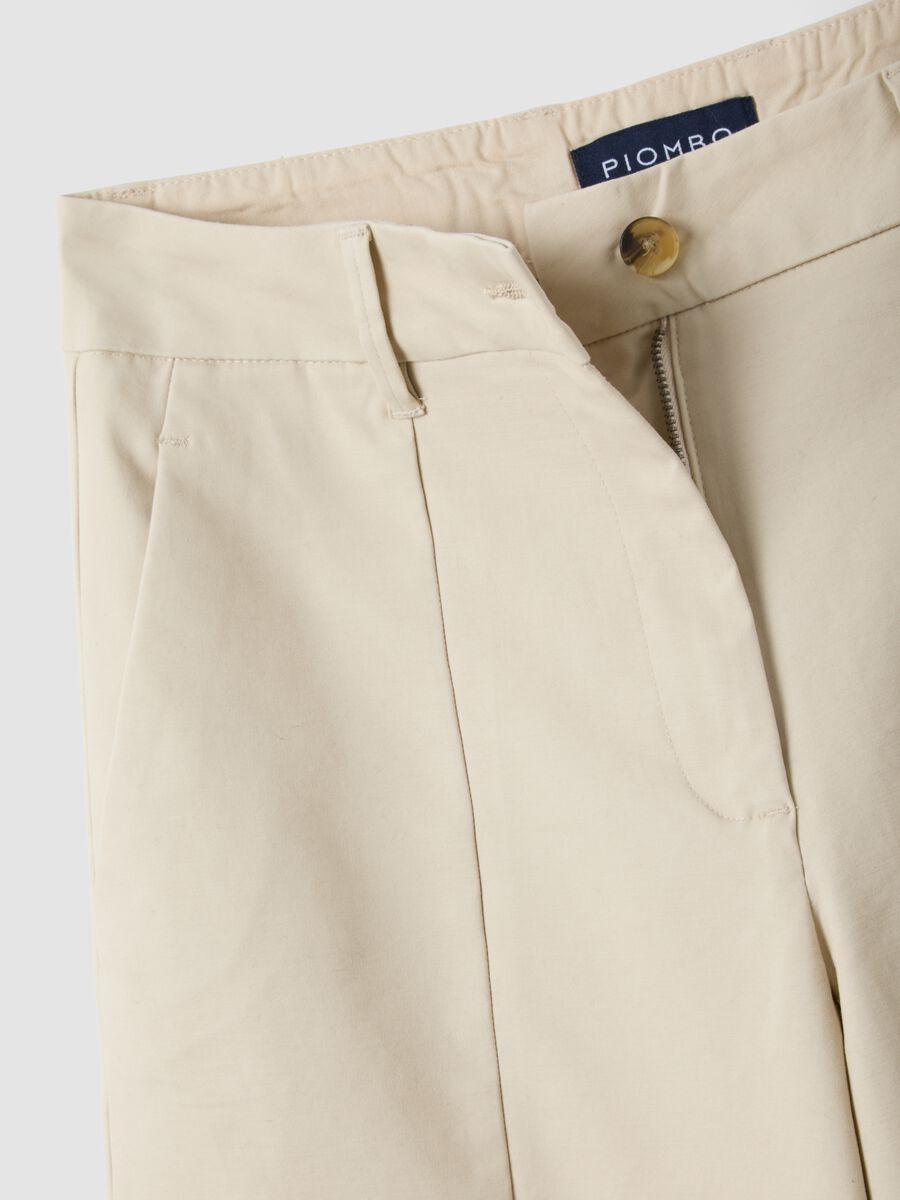 Pantaloni beige flare in cotone elasticizzato_1