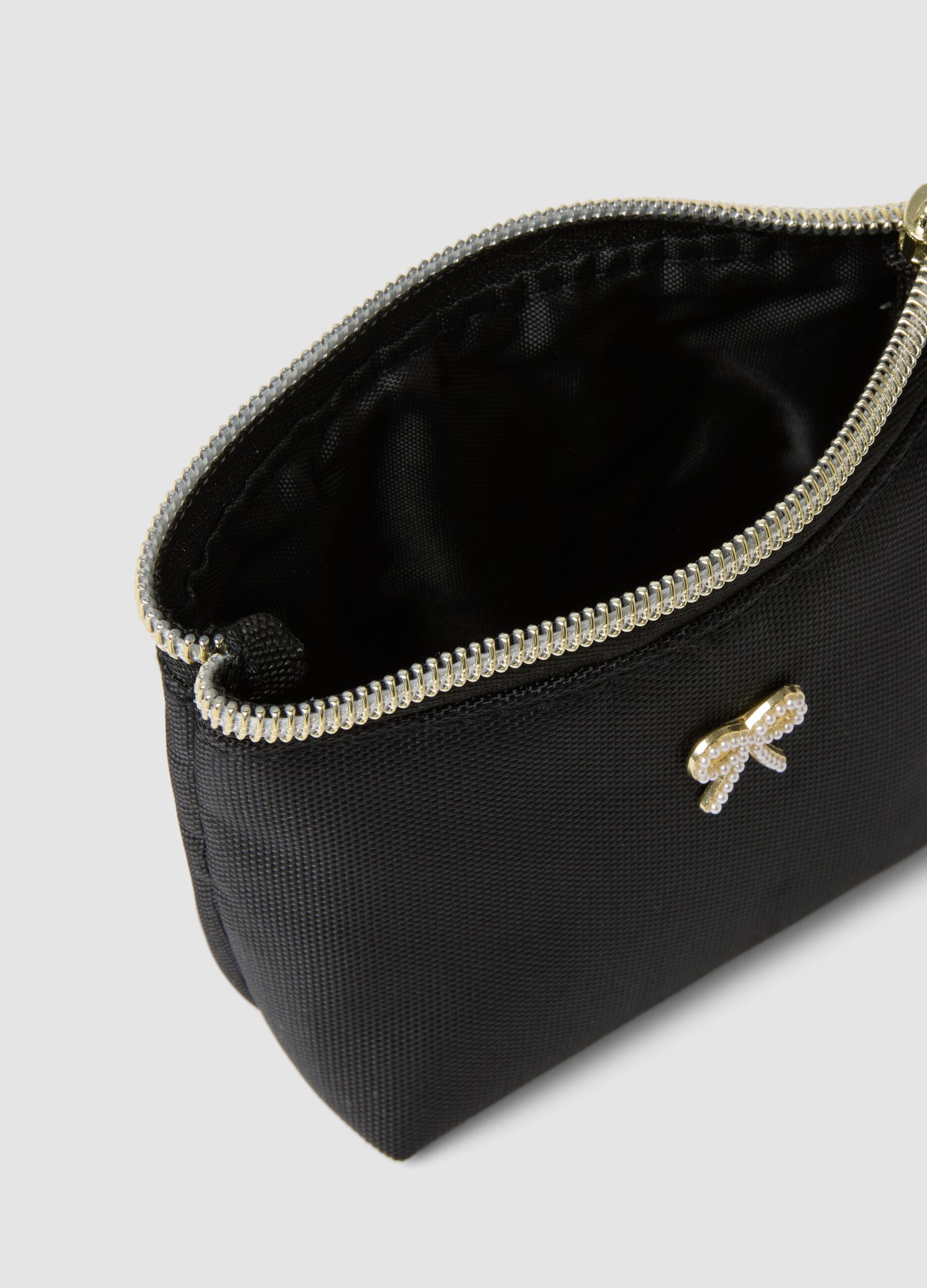 Pochette preta com fecho de correr e detalhe de la&ccedil;o