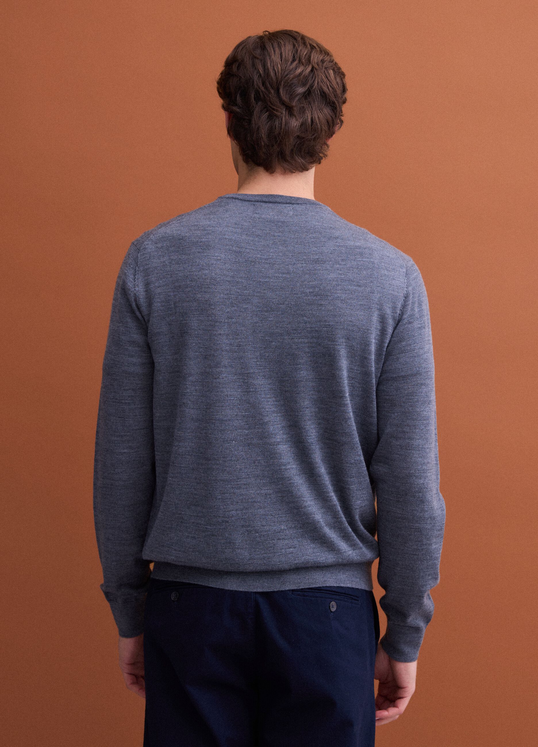 Grauer Rundhals-Pullover aus reiner Merinowolle, Regular Fit