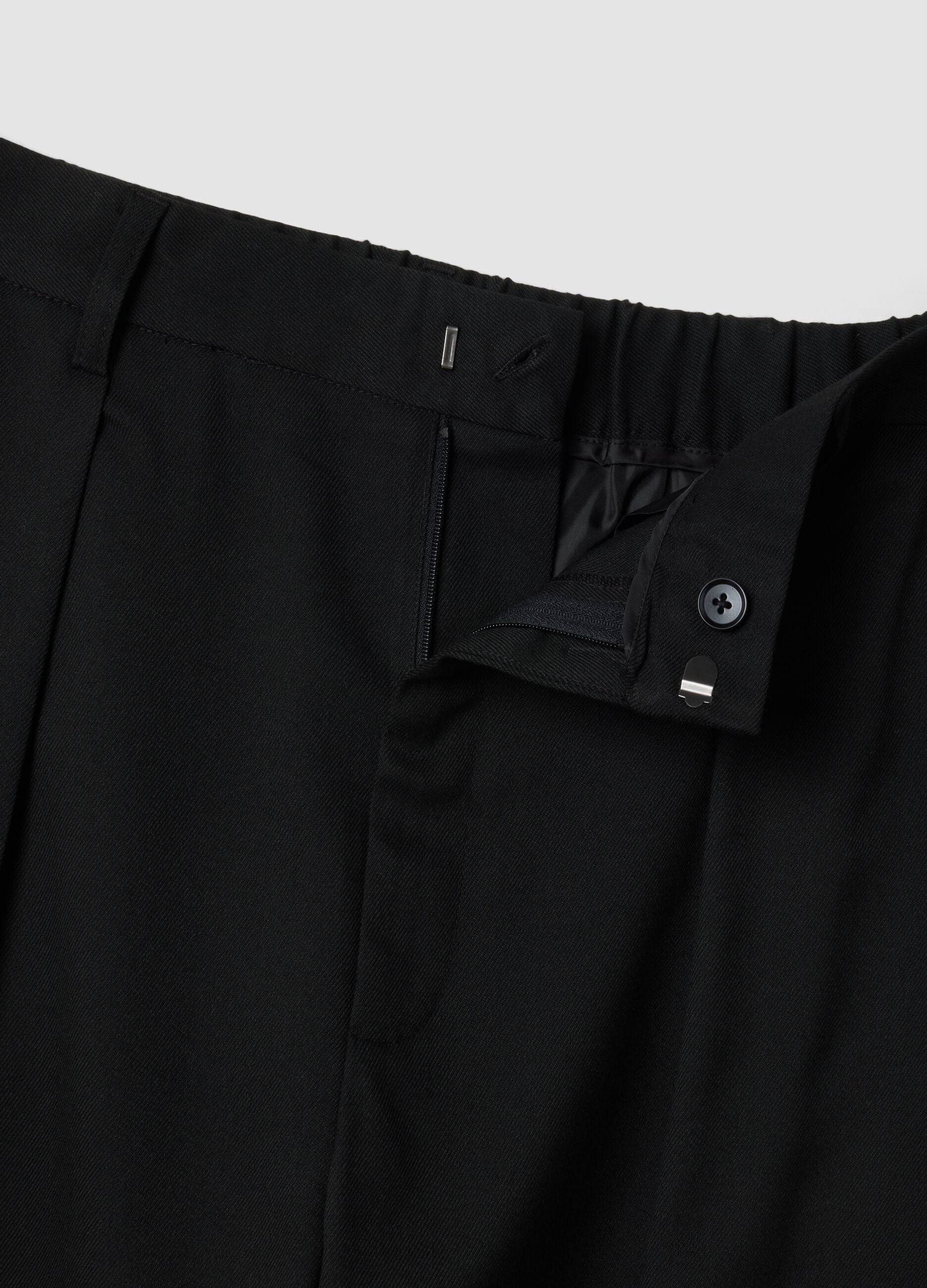 Pantaloni neri in viscosa elasticizzata over fit