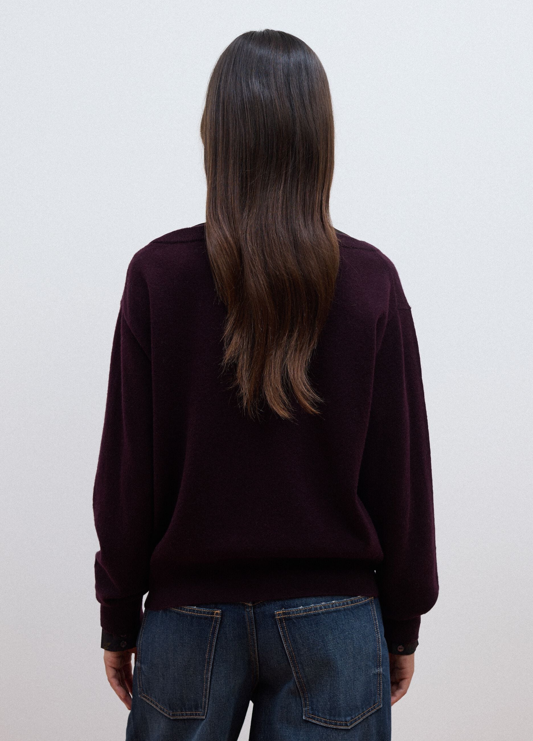 Maglia viola in pura lana con scollo a barchetta