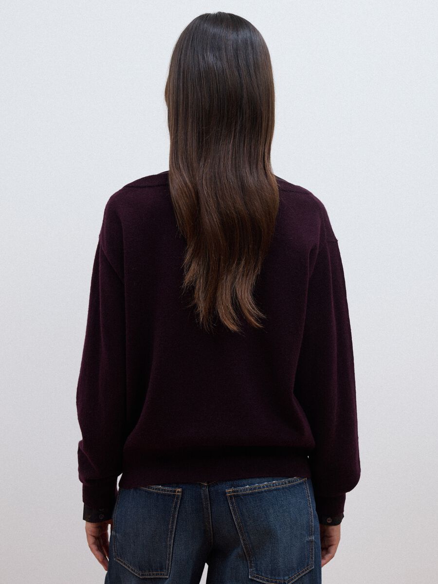 Maglia viola in pura lana con scollo a barchetta_3