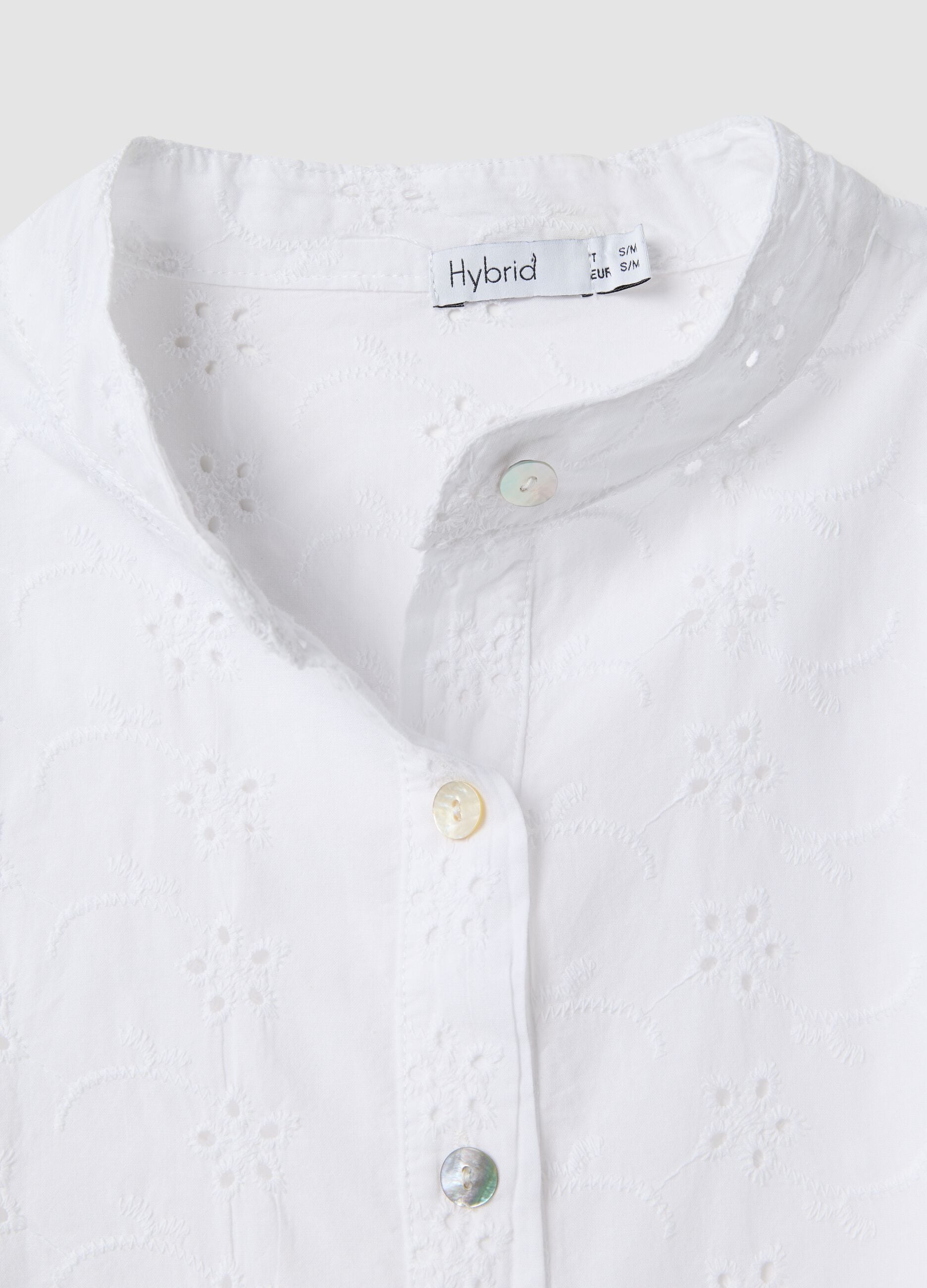 Camisa branca em algod&atilde;o puro com tecido vazado e gola mao, corte regular