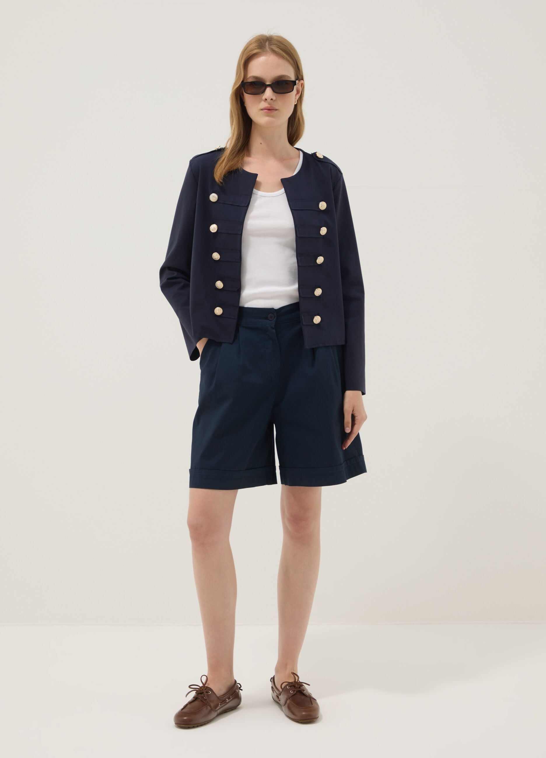 Casaco azul cropped em algod&atilde;o el&aacute;stico com bot&otilde;es decorativos, corte regular