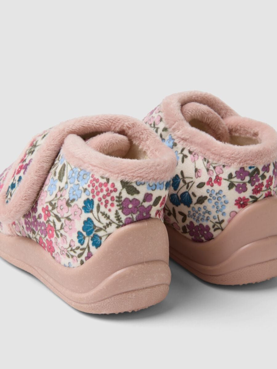 Pantofole rosa a stivaletto con fantasia floreale_2
