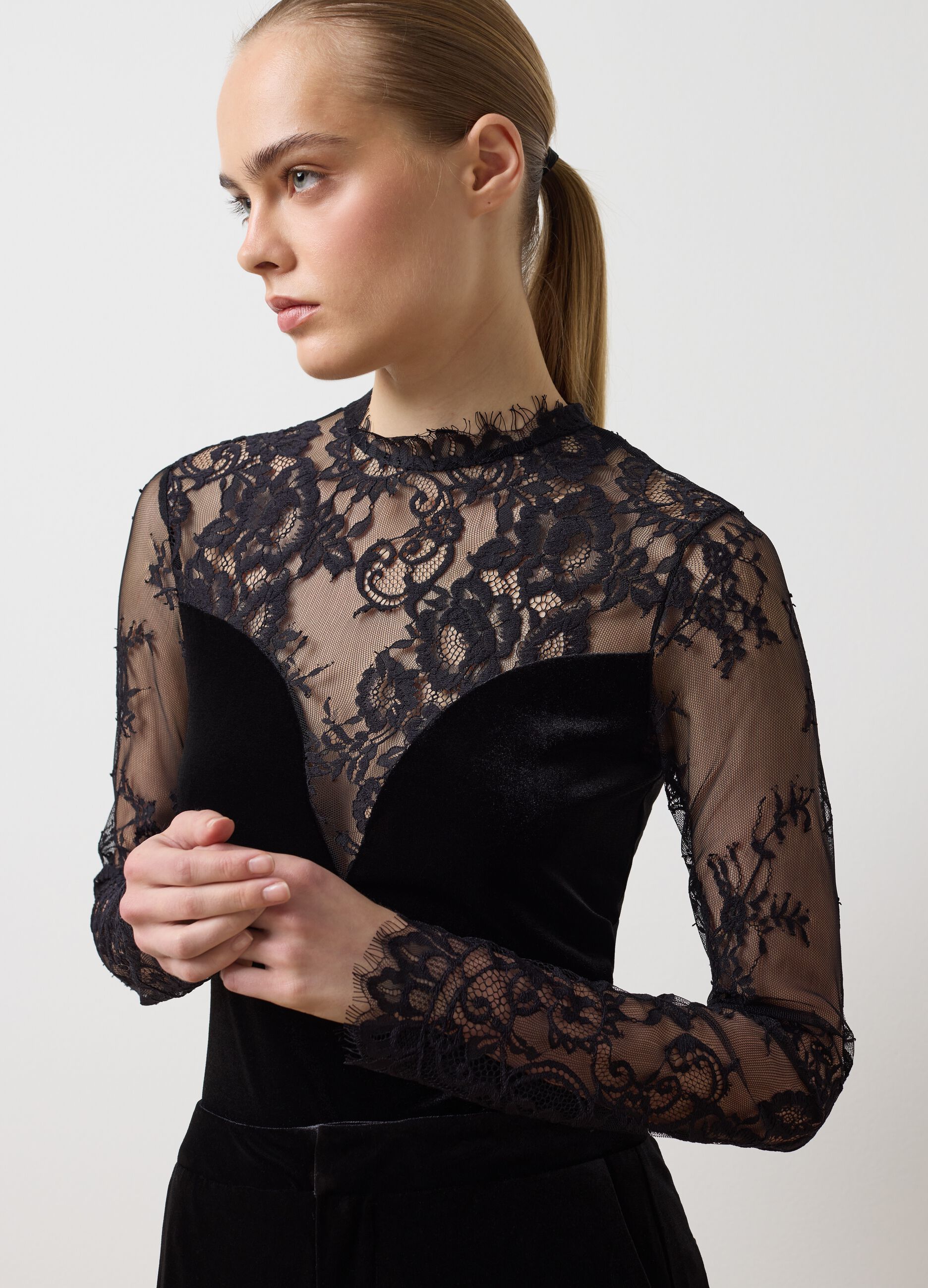 Body de tecido el&aacute;stico preto com detalhes transparentes