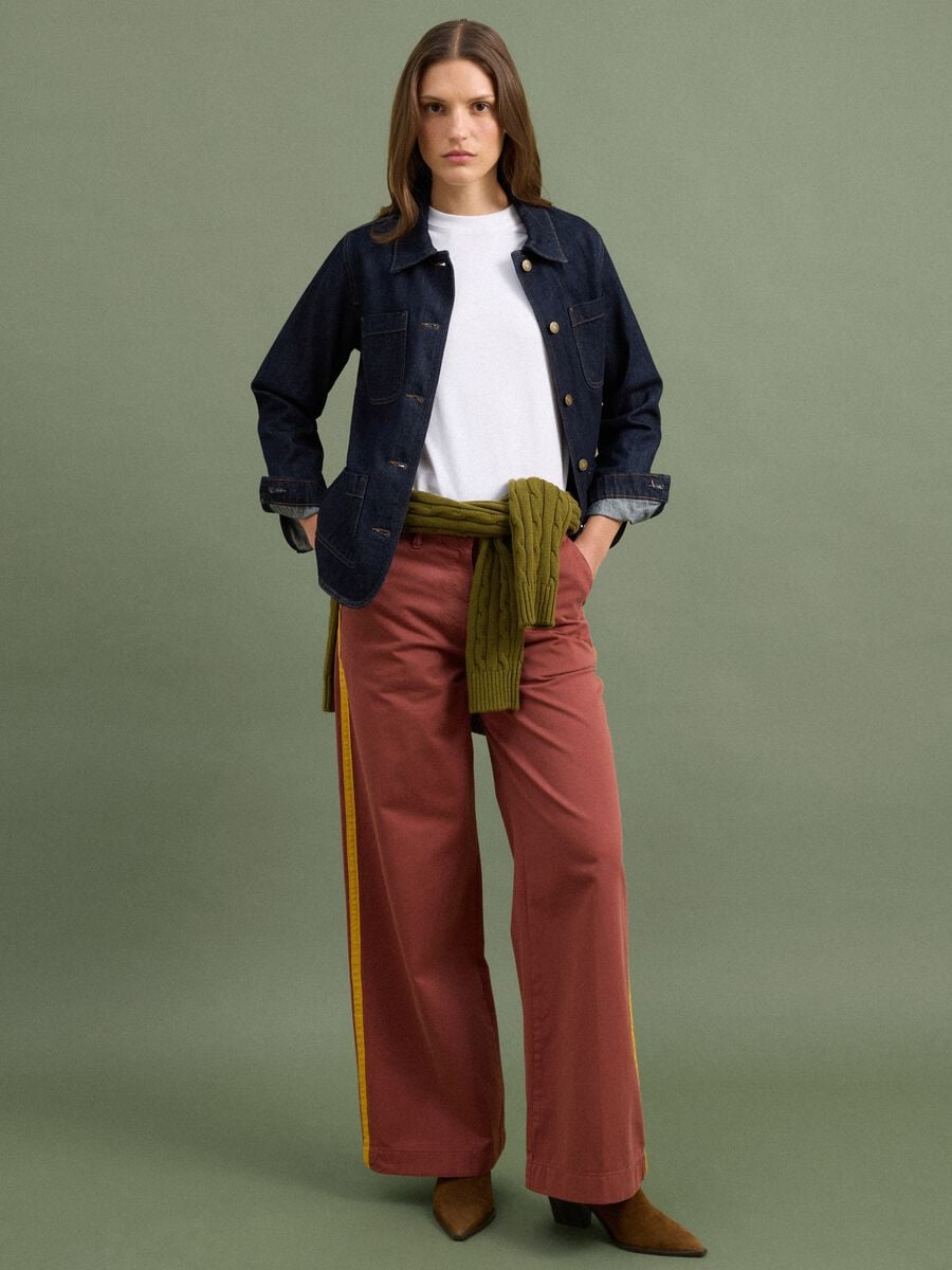 Rote Wide-Leg-Chinohose aus reiner Baumwolle mit Kontraststreifen_0