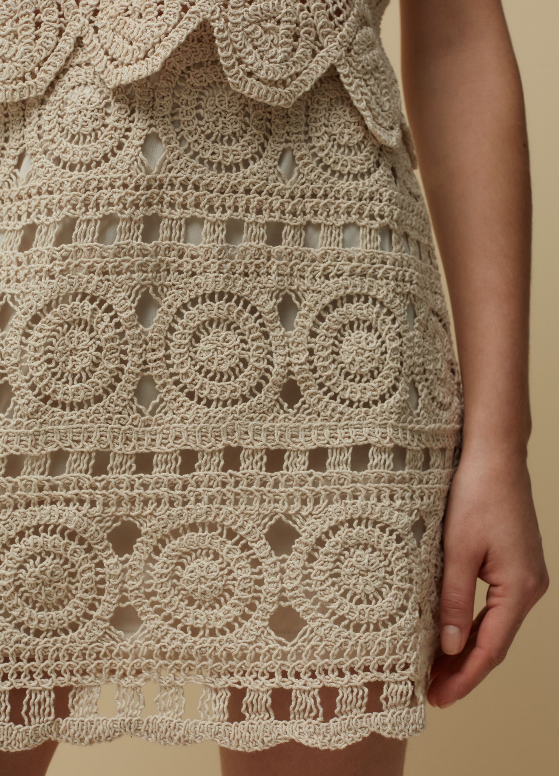 Miniskirt in crochet cotton