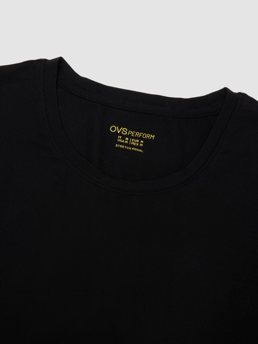 Schwarzes T-Shirt aus elastischem Modal mit Rundhalsausschnitt_1