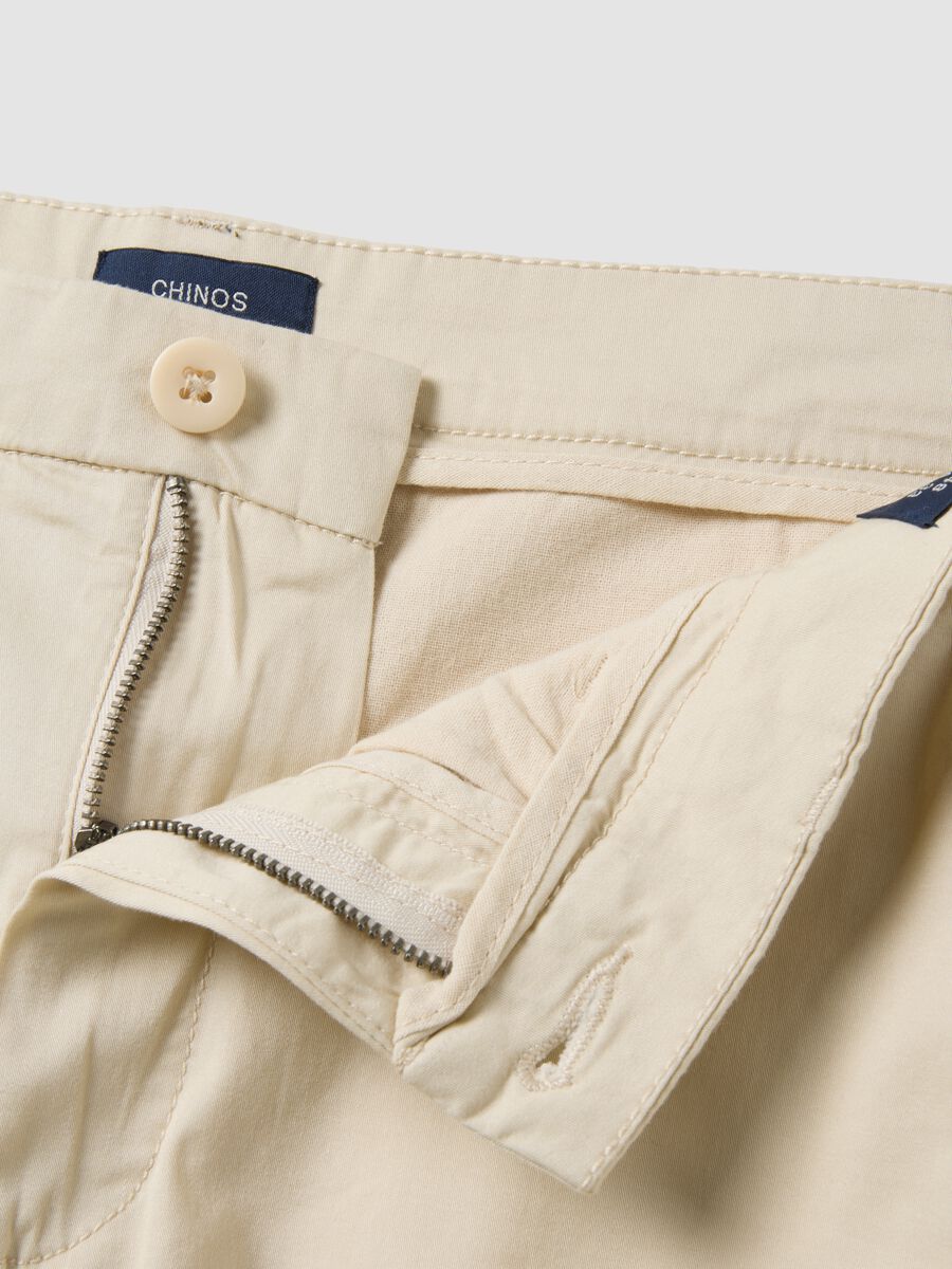 Beige stretch cotton chino shorts_5