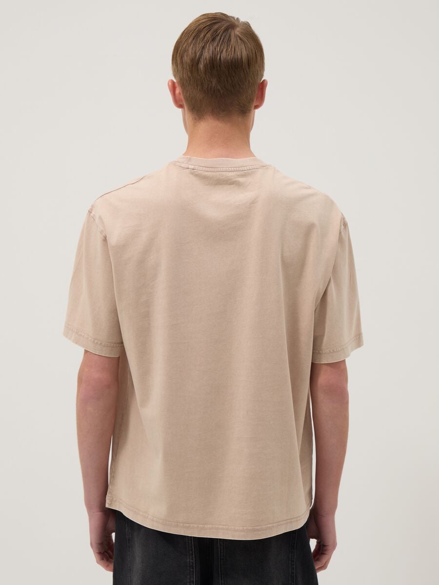 Beige pure cotton T-shirt with chest pocket, regular fit_3