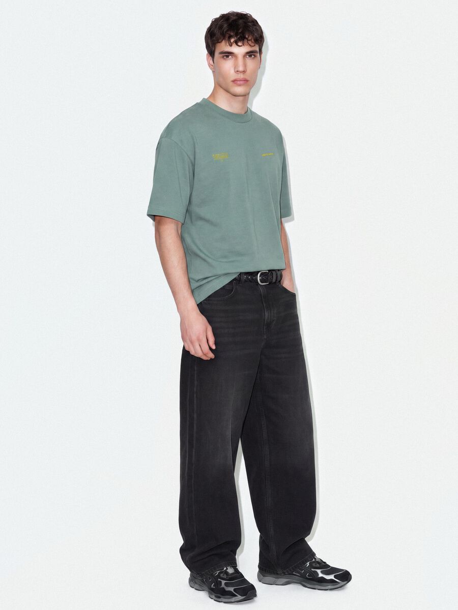 Braunes Cropped T-Shirt aus reiner Baumwolle mit Boxy-Fit-Print_1