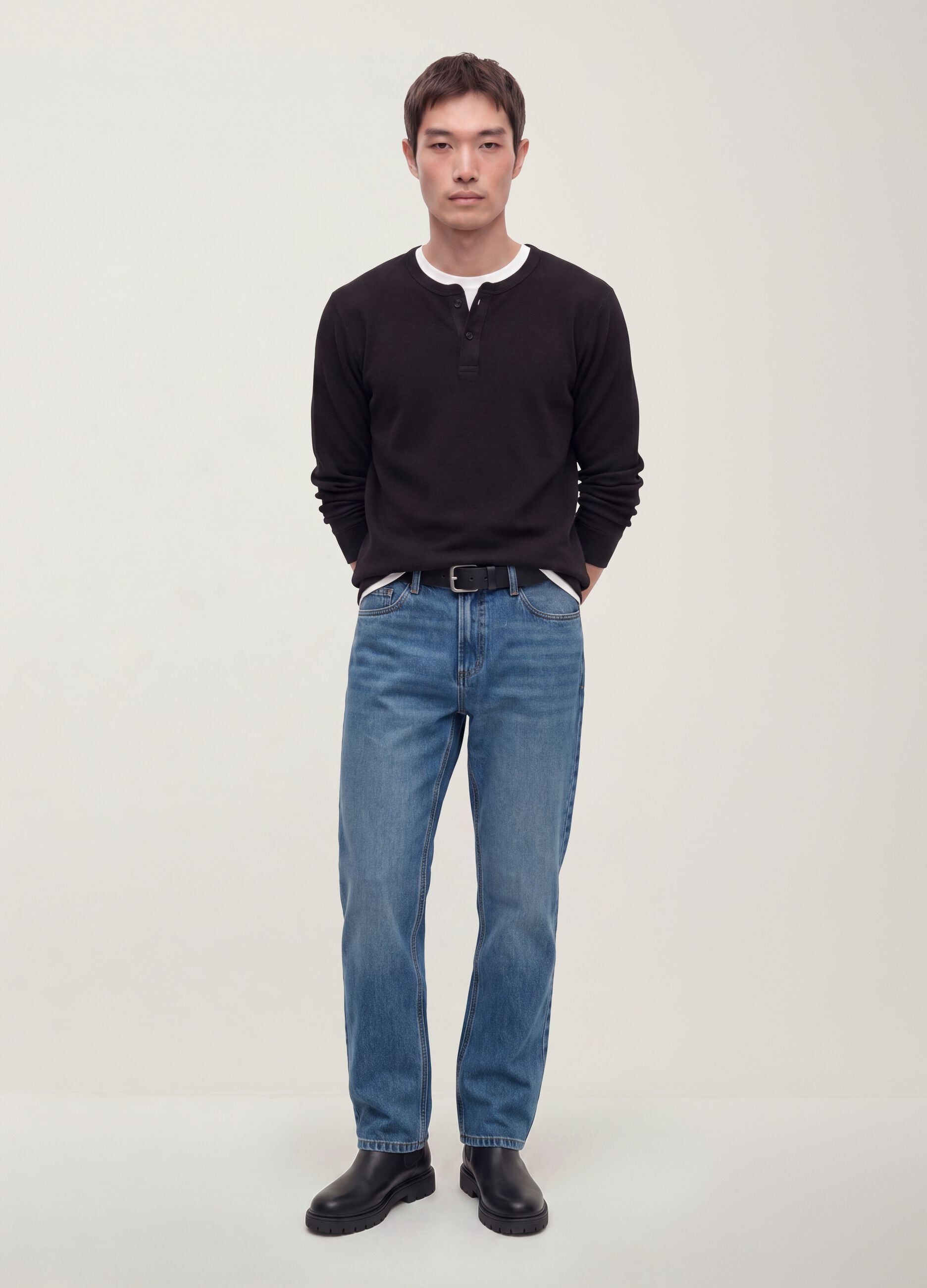 Jeans azuis em ganga de algod&atilde;o puro, corte regular