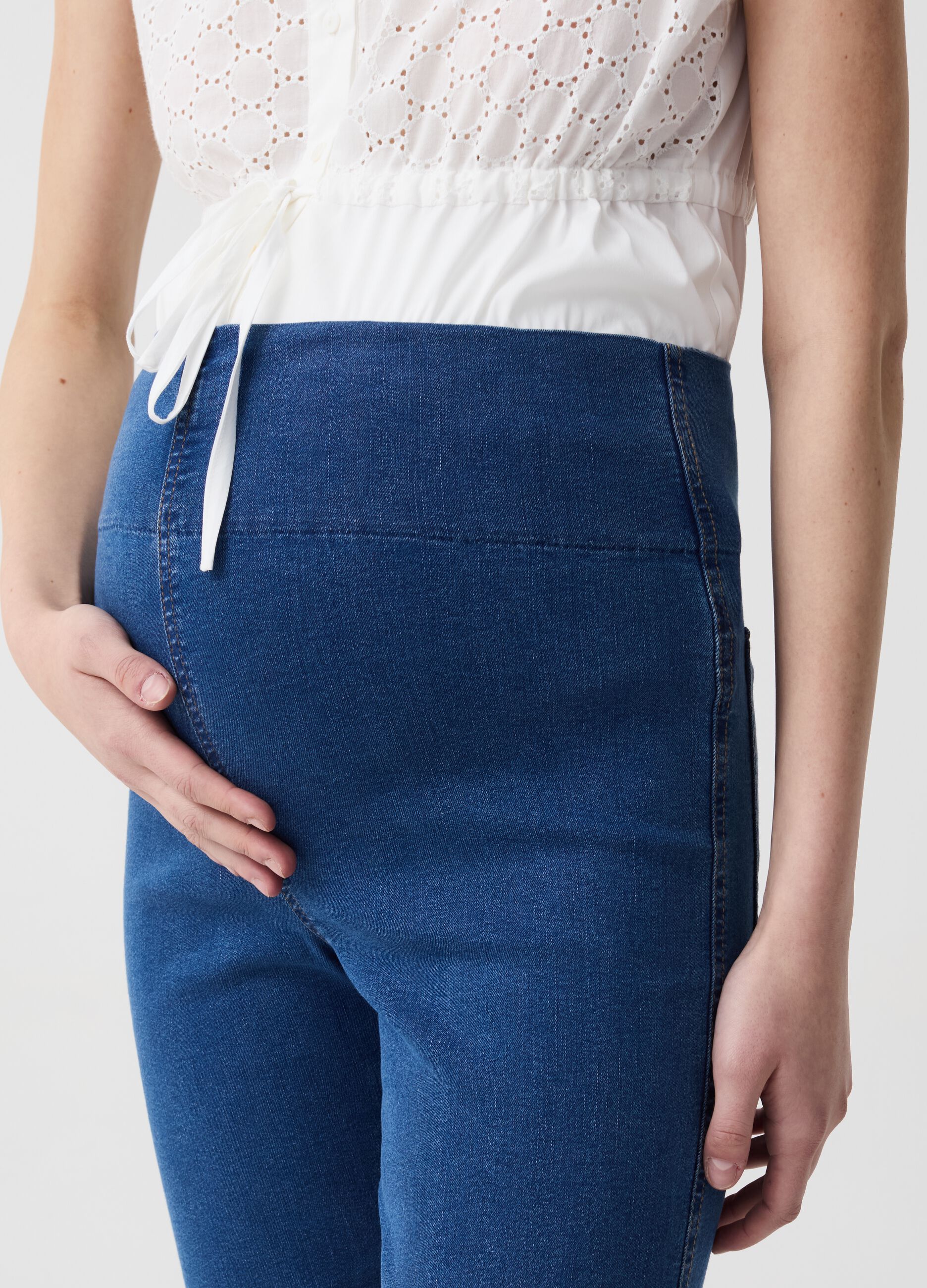 Slim-fit maternity jeans with pockets