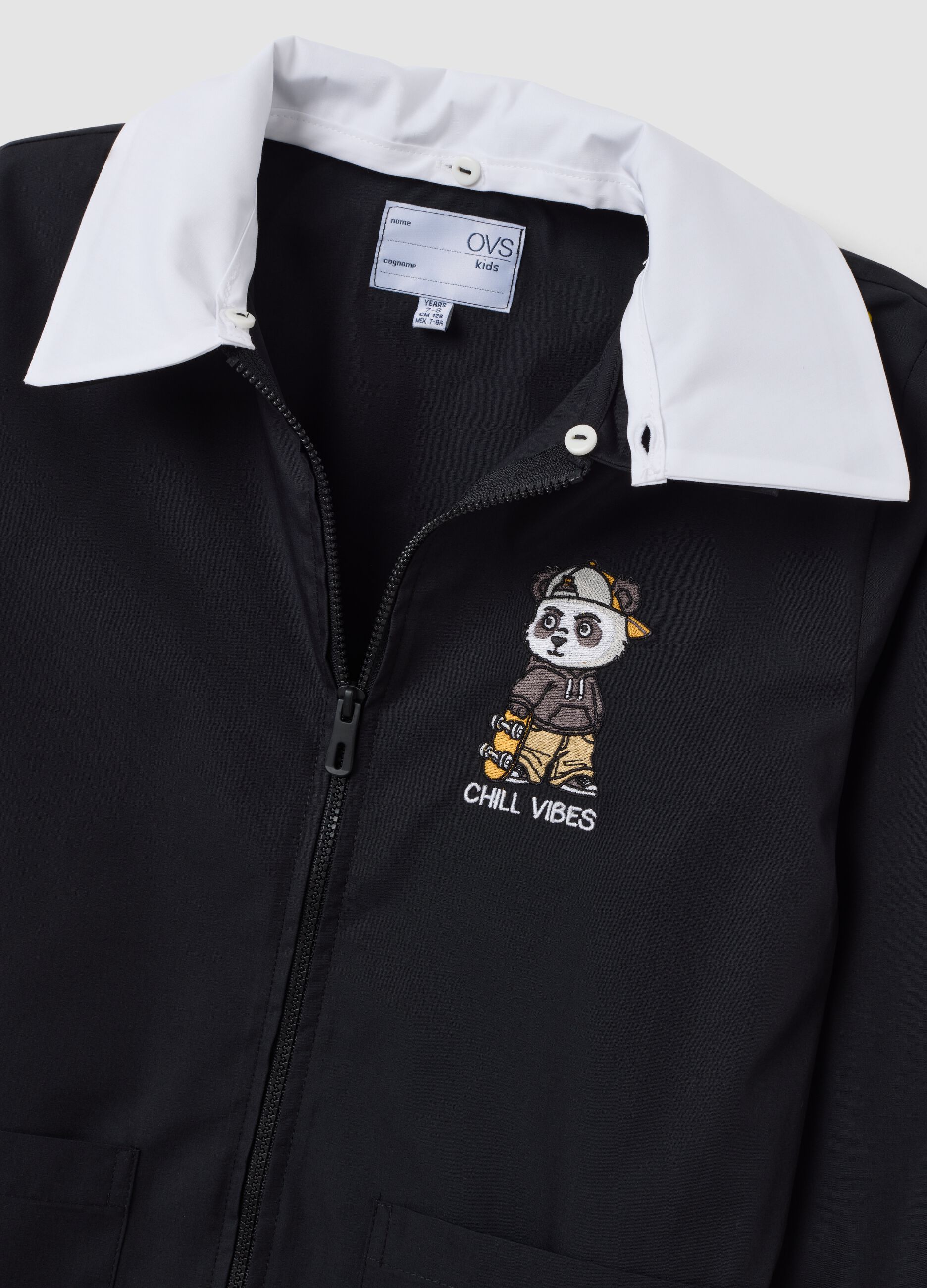 Schwarzer Schul-Kittel mit Panda-Stickerei und wei&szlig;em Kragen f&uuml;r Jungen
