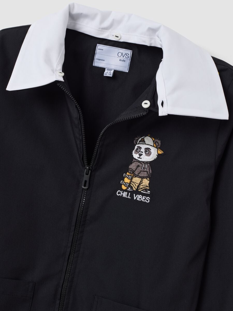 Schwarzer Schul-Kittel mit Panda-Stickerei und wei&szlig;em Kragen f&uuml;r Jungen_2