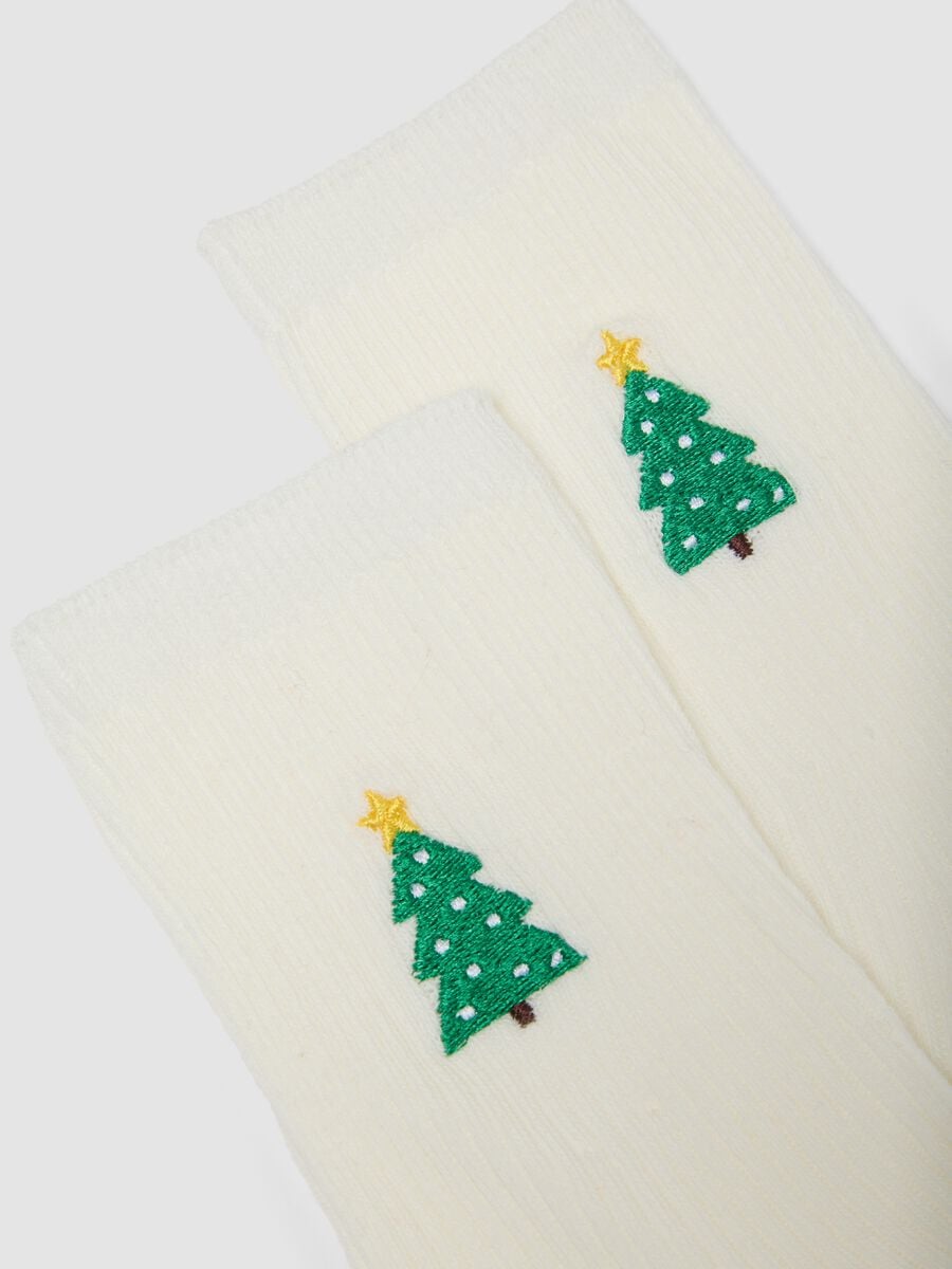 Calzini bianchi in misto cotone organico elasticizzato con dettaglio natalizio_2