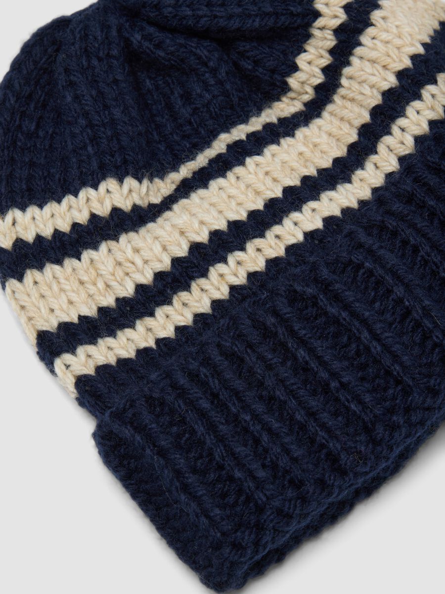Berretto blu in misto lana a righe_2