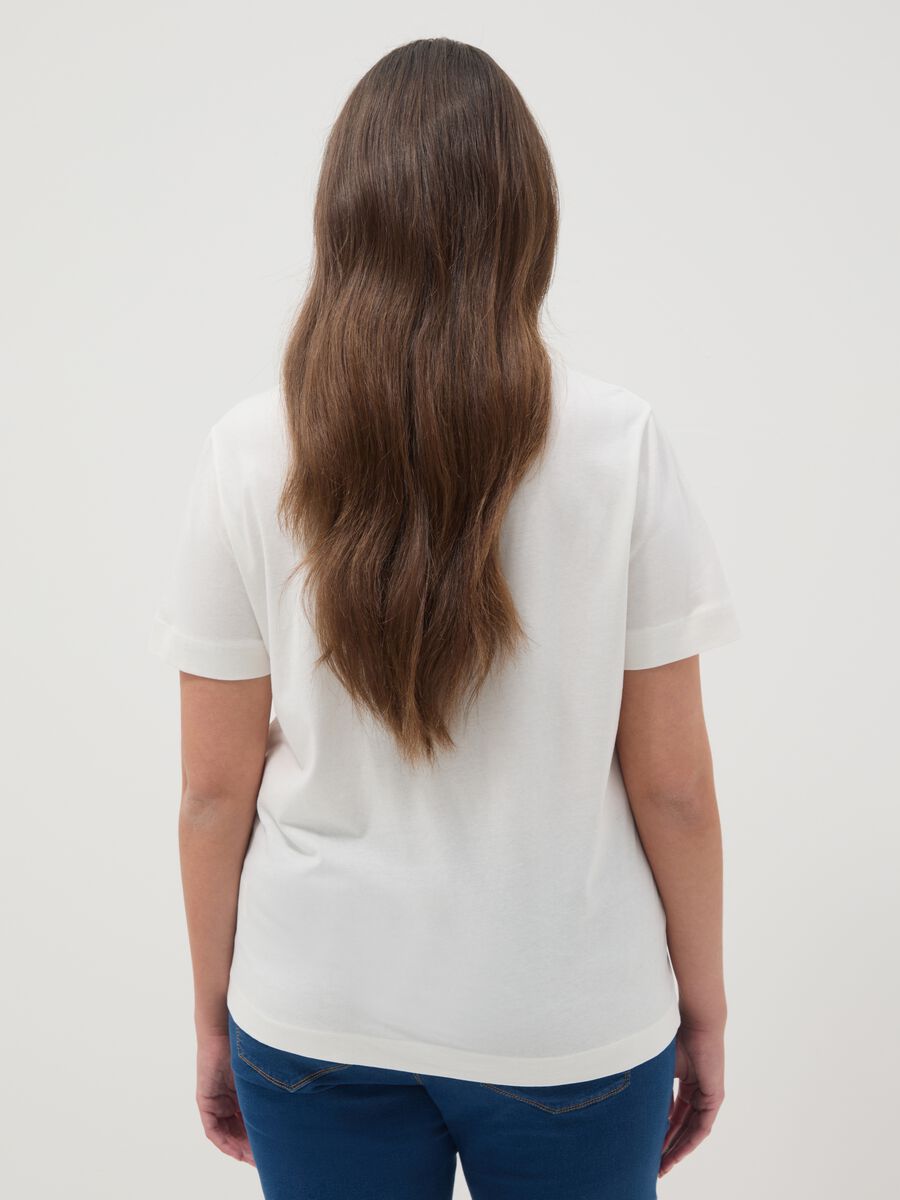 &Lambda;&epsilon;&upsilon;&kappa;ό T-shirt &alpha;&pi;ό &kappa;&alpha;&theta;&alpha;&rho;ό &beta;&alpha;&mu;&beta;ά&kappa;&iota; regular fit &mu;&epsilon; &kappa;&epsilon;&nu;&tau;&eta;&tau;ό &sigma;&chi;έ&delta;&iota;&omicron; &lambda;&omicron;&upsilon;&lambda;&omicron;&upsilon;&delta;&iota;ώ&nu;_3