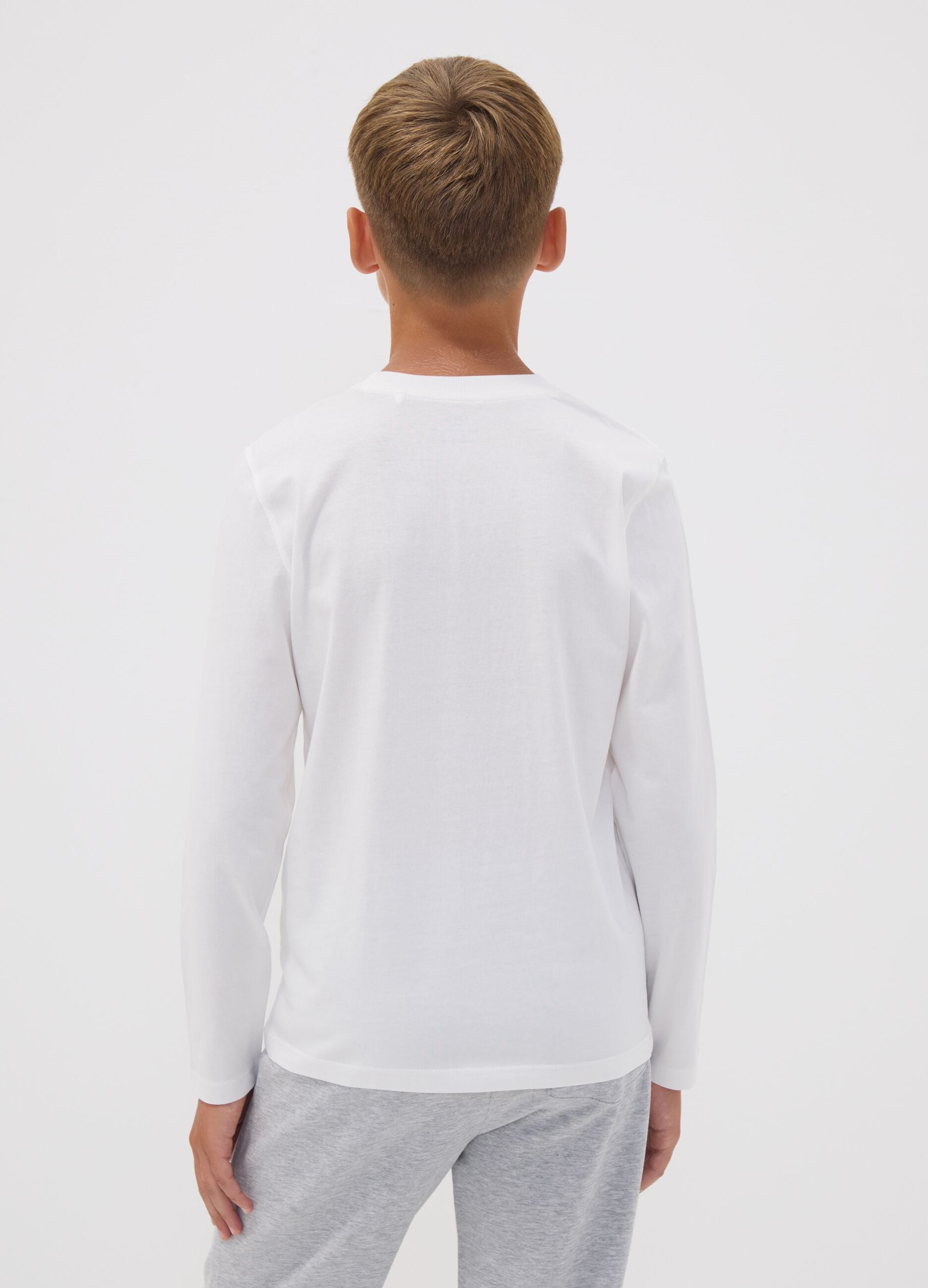 T-shirt branca de algod&atilde;o org&acirc;nico com estampado gr&aacute;fico para rapaz